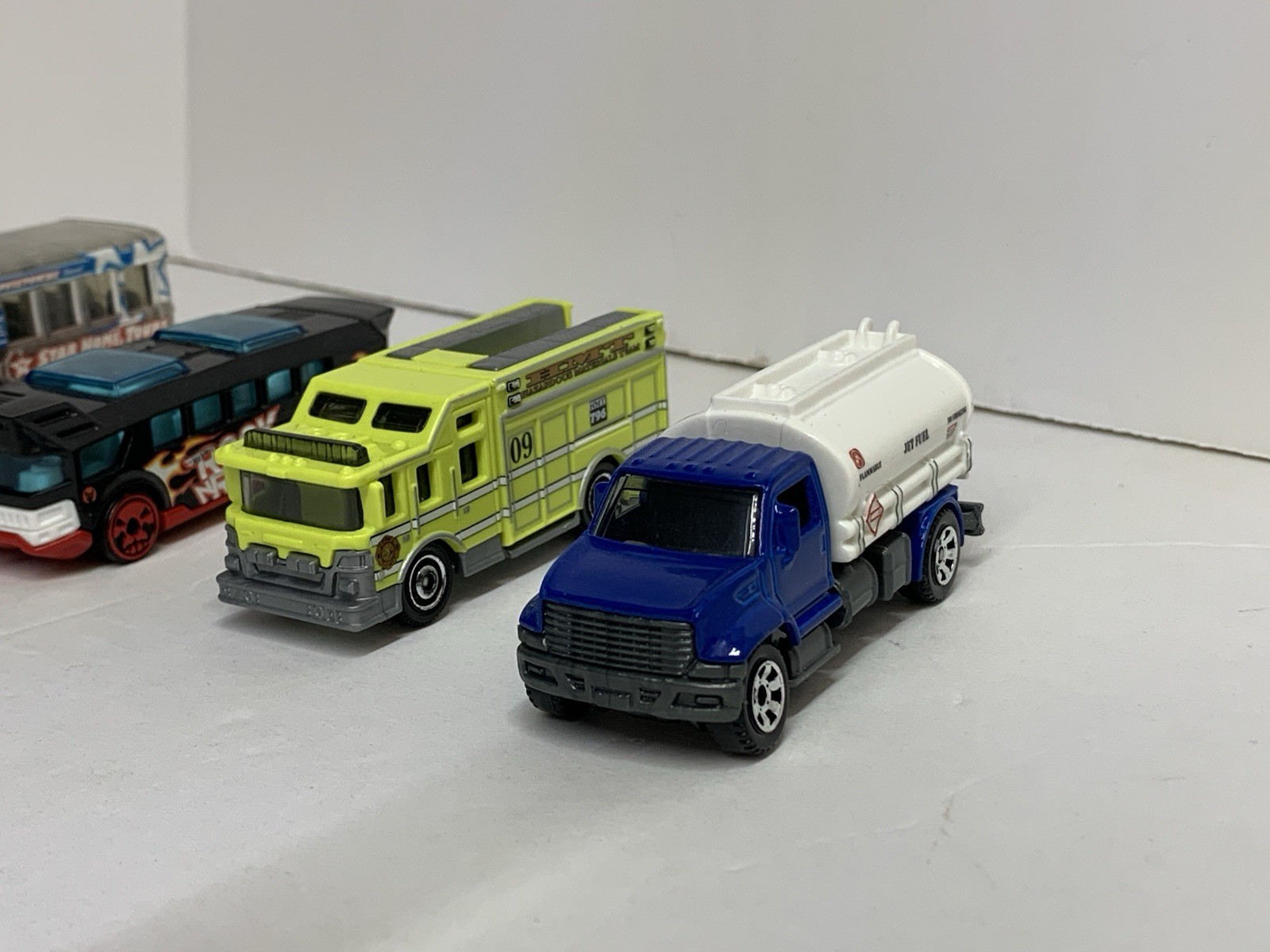 Lot Of 5 Toy Cars Die-cast And Plastic Hot wheels And Other Brands Preowned.