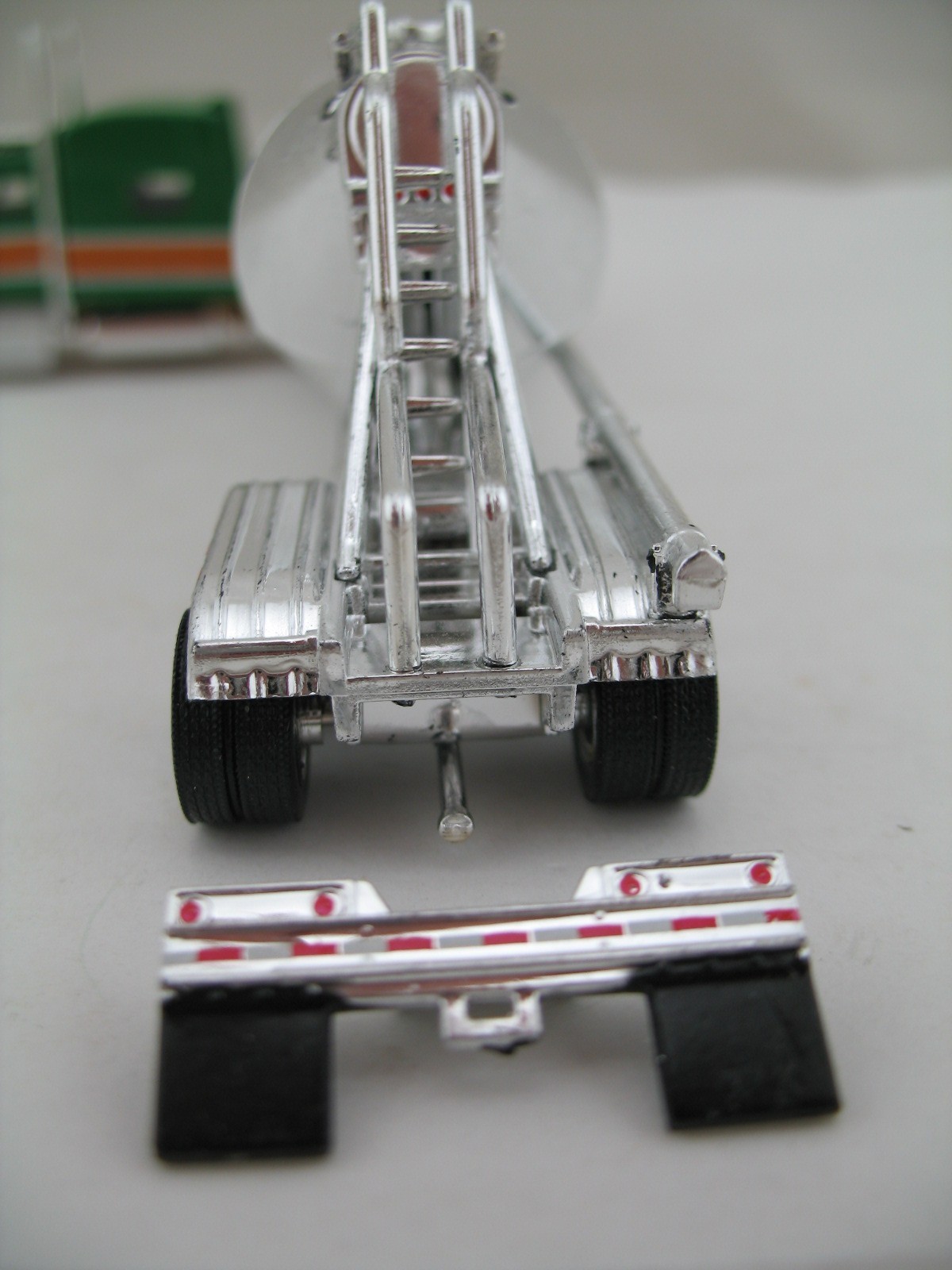 Trucks N’ Stuff HO Model Truck SPEC018: Peterbilt 389 SC w/ Pneumatic Tank Trlr