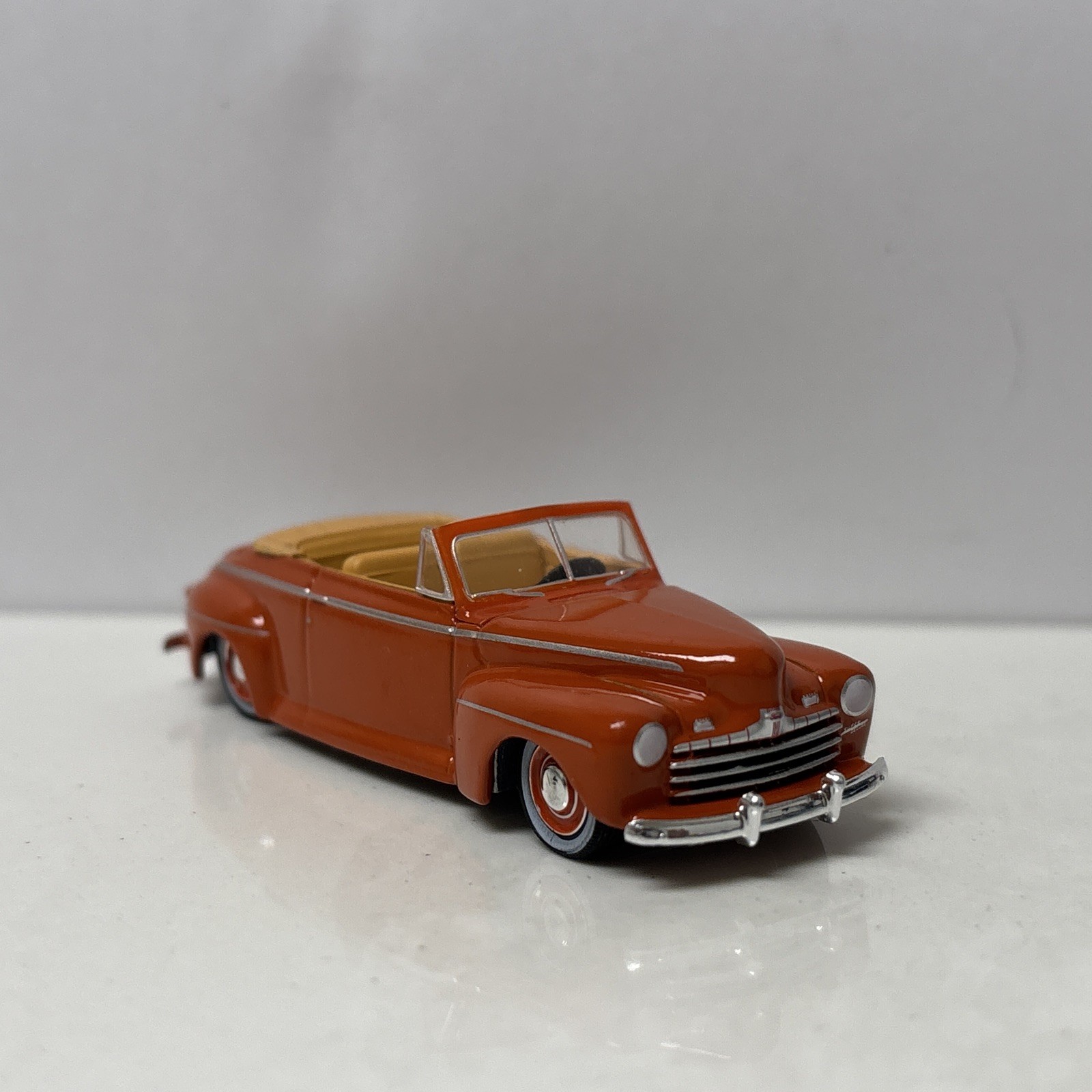 1946 46 Ford Super Deluxe Conv. Collectible 1/64 Scale Diecast Diorama Model