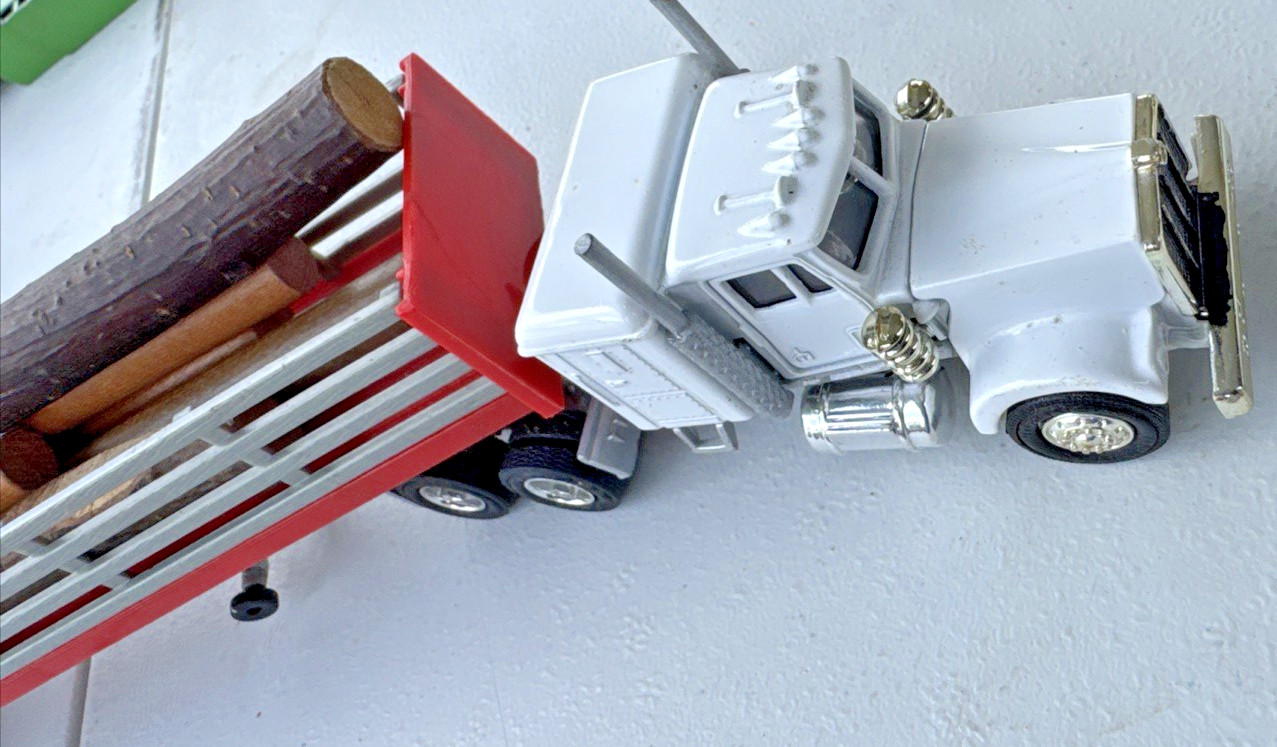 Lionel O Gauge Semi Truck/Trailer With Accessories