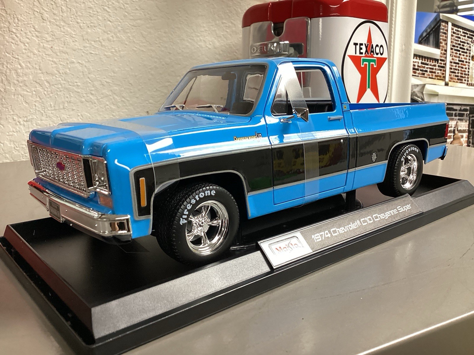 Maisto 1974 Chevrolet C/10 Cheyenne Super 1:18 Scale Special Edition Diecast