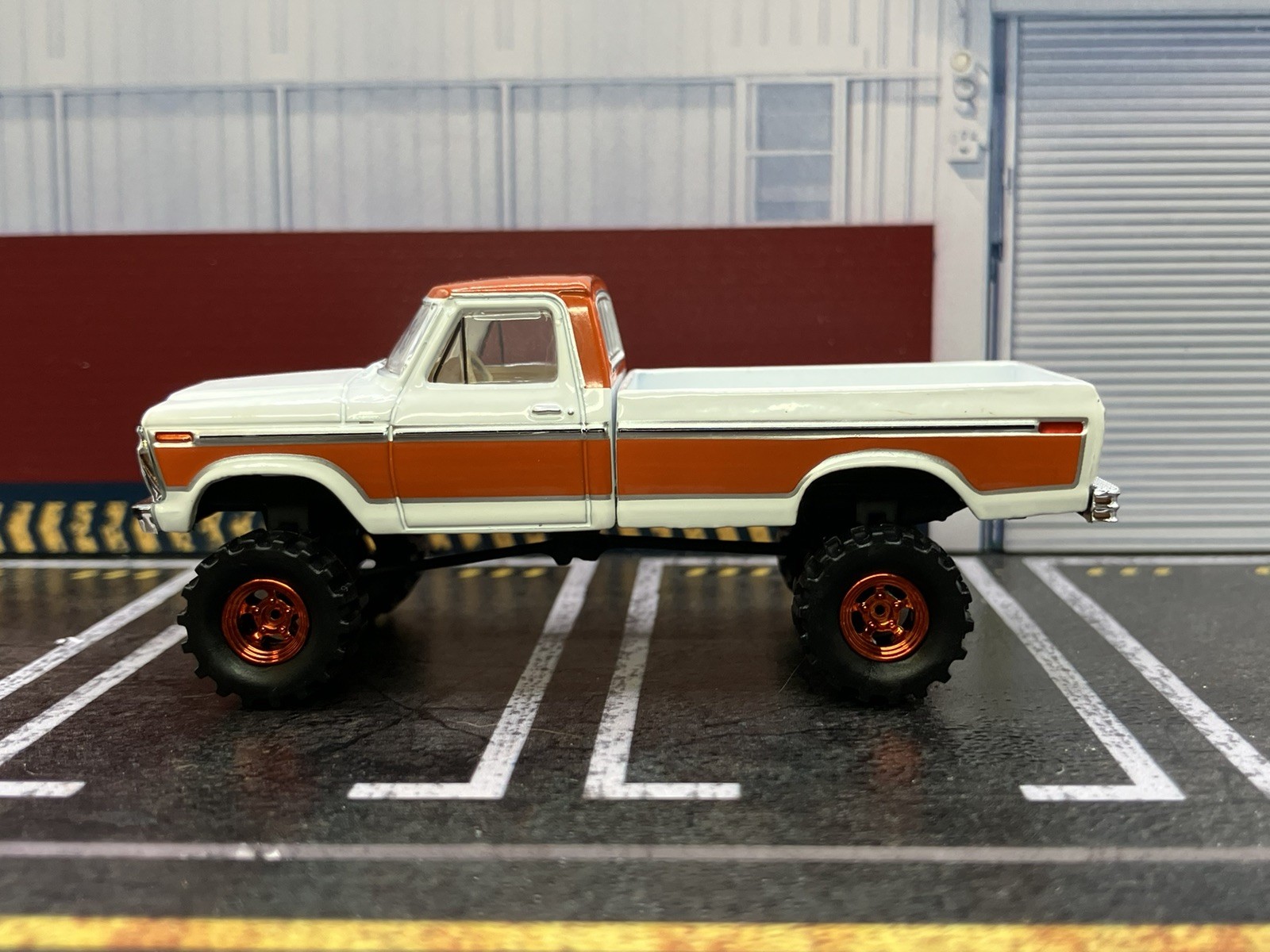 1977 Ford F-150 Ranger Explorer Lifted 4×4 Truck 1/64 Diecast Custom Greenlight