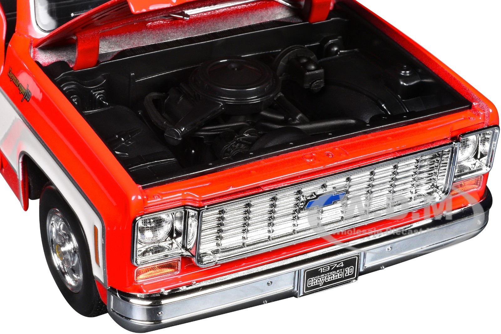 1974 CHEVROLET C10 CHEYENNE SUPER PICKUP RED & WHITE 1/18 MODEL BY MAISTO 31467