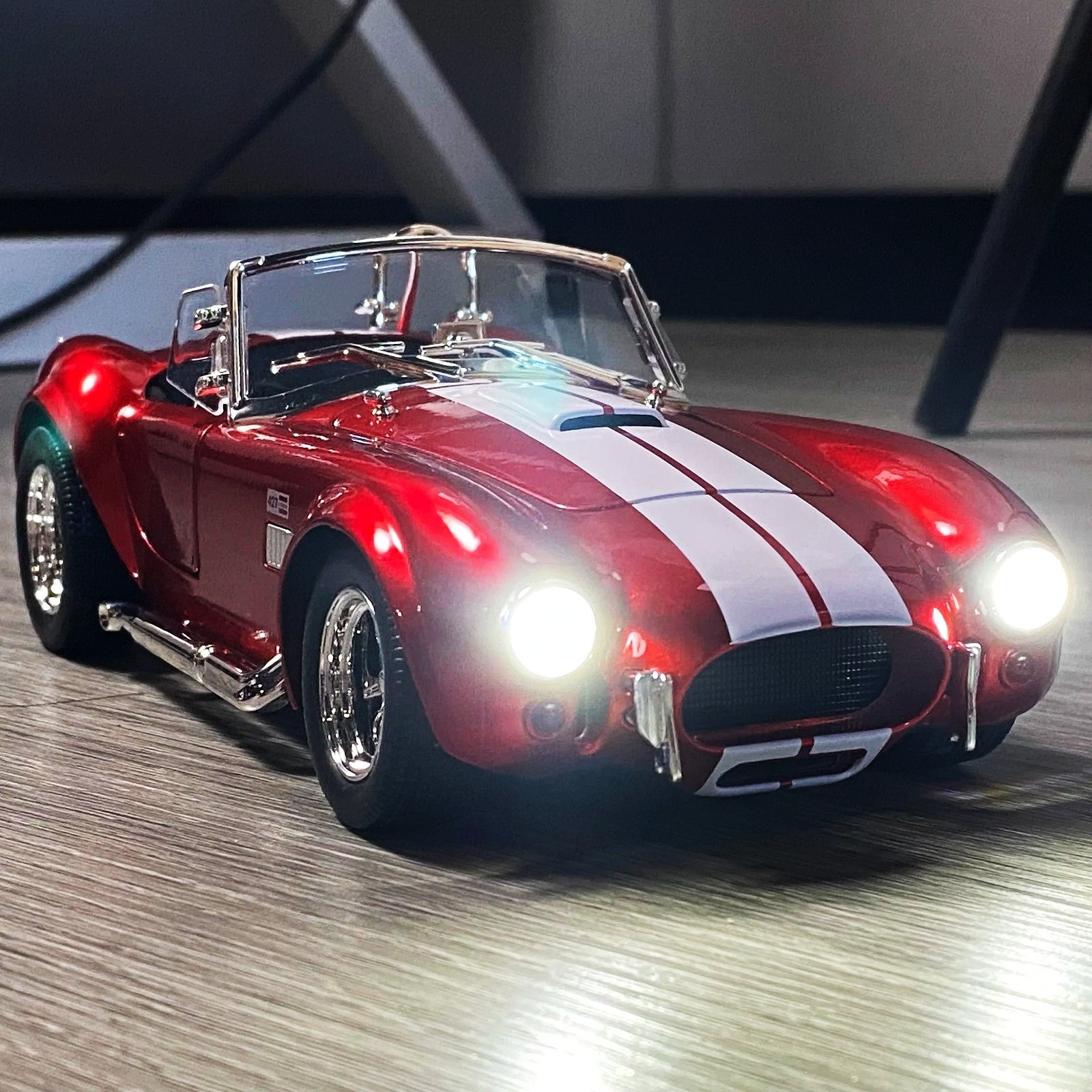 1:24 Ford Shelby Cobra 427 S/C Diecast-Light Sound Vintage Charm for Collectors
