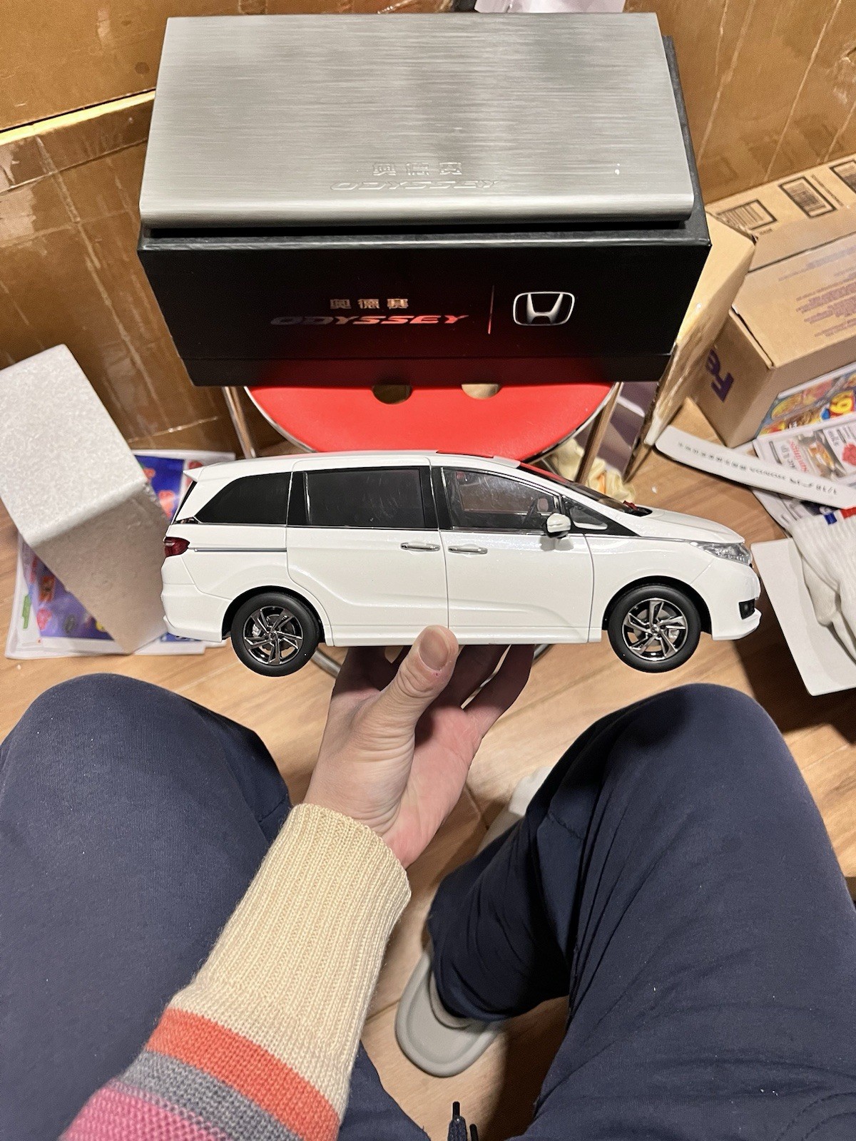 1:18 Scale 2015~2018 Honda Odyssey White Diamond Pearl Diecast Model With Base