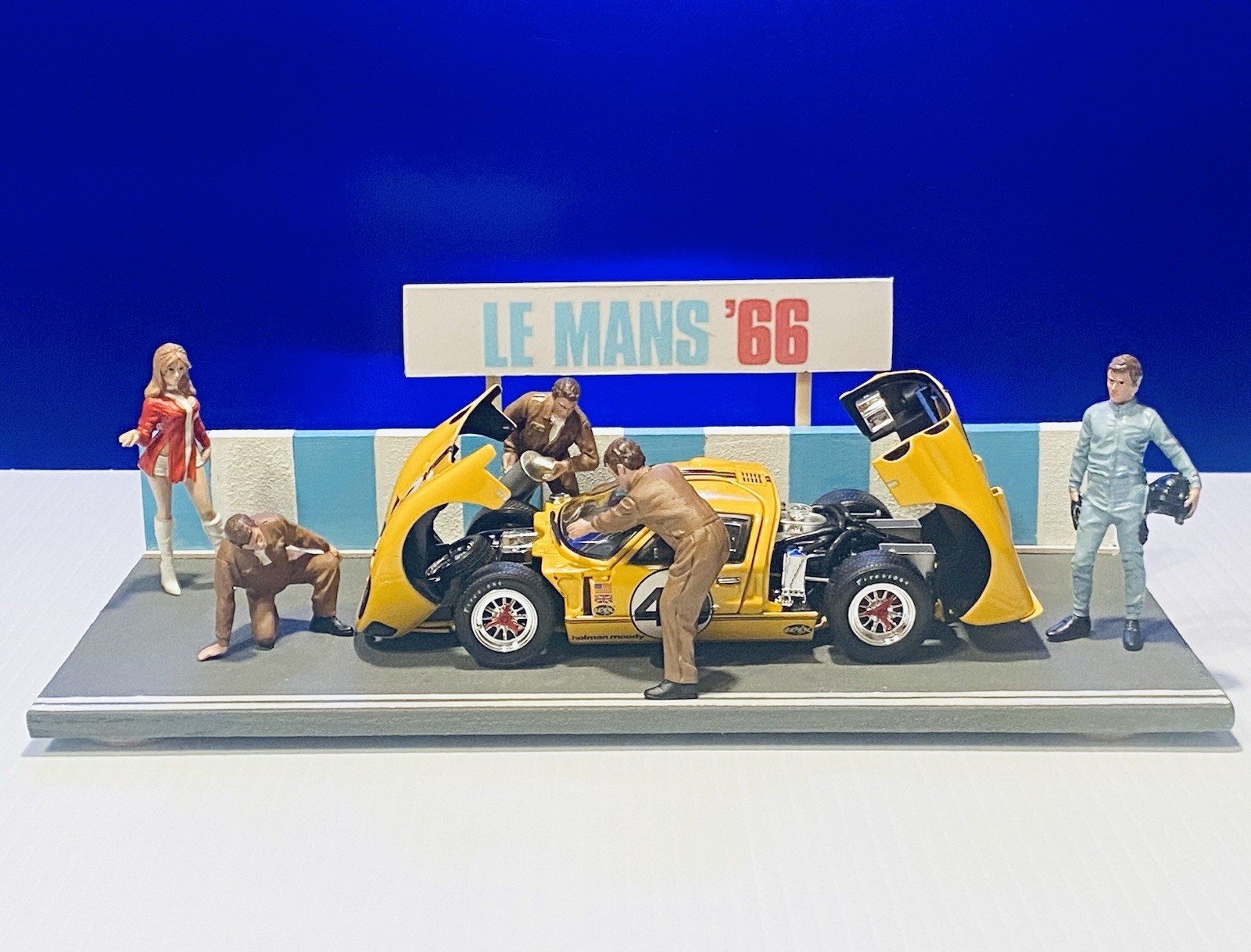 Wix 1966 Ford GT40 + Box & COA +5 Am. Diorama Race Day Figures + Custom Display