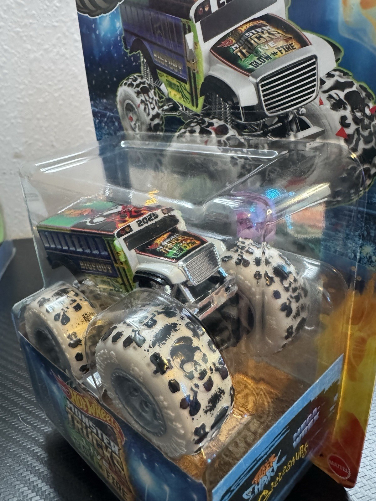 Hot Wheels Monster Trucks Live Glow-N-Fire Mighty Mixup Bigfoot 2025 1:64 Glow