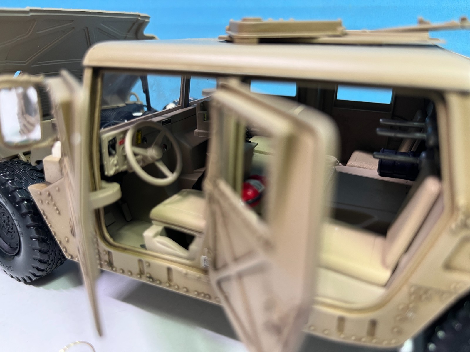 1/24 MILITARY AM GENERAL HUMVEE DESERT CAMO BEIGE BOXES & PAPERWORK READ CO