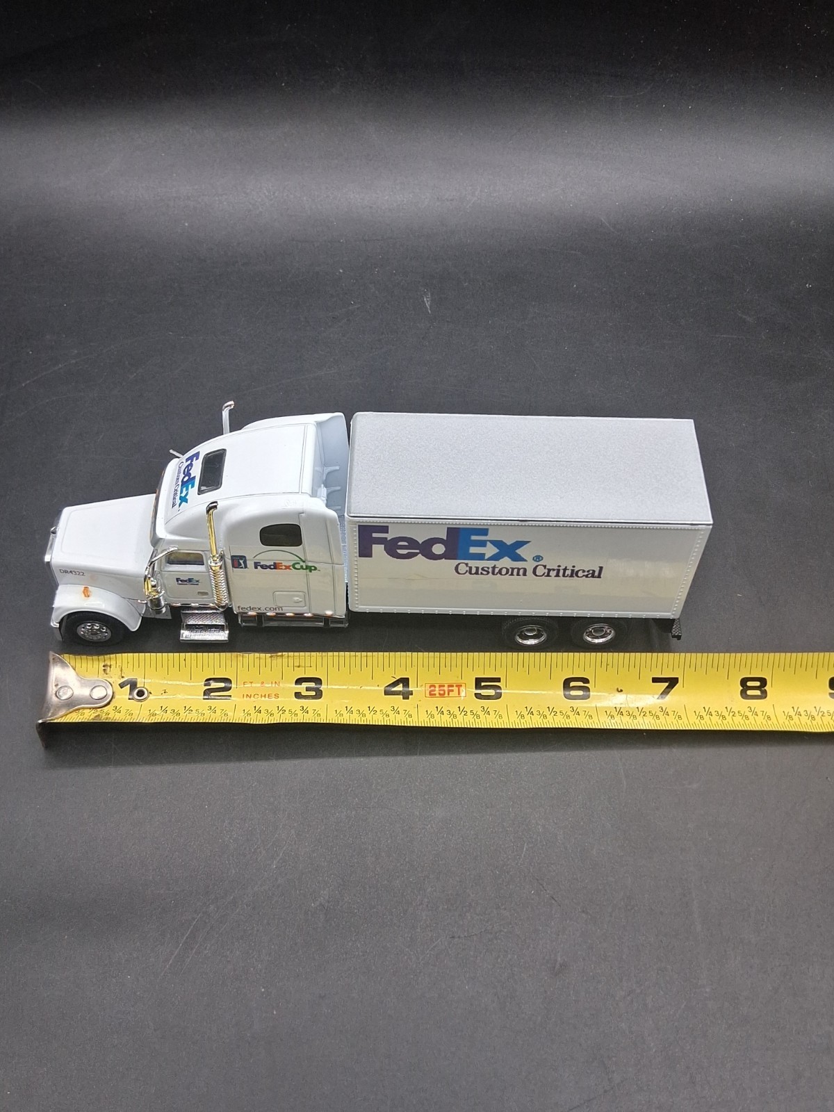SpecCast 1:64 Freightliner Classic Diecast Fedex Box/Moving Truck Box Van W/Case