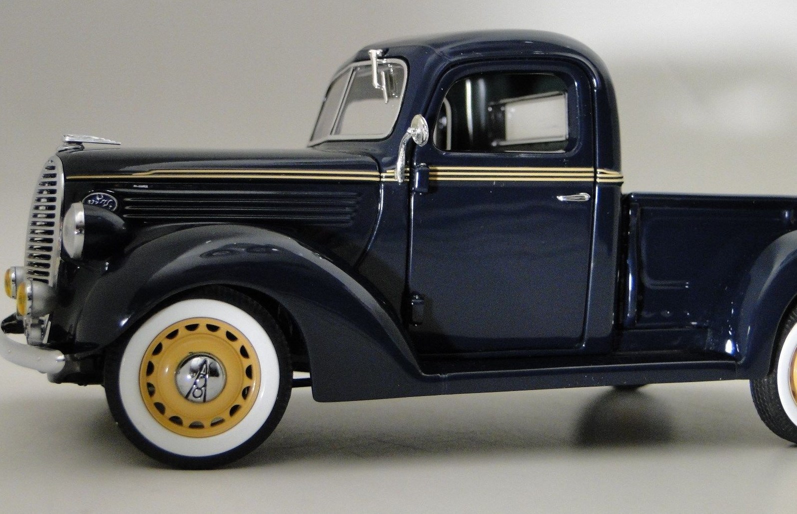 Ford Pickup Truck Wagon Classic Custom Built Metal Model Race Car 18 1 24