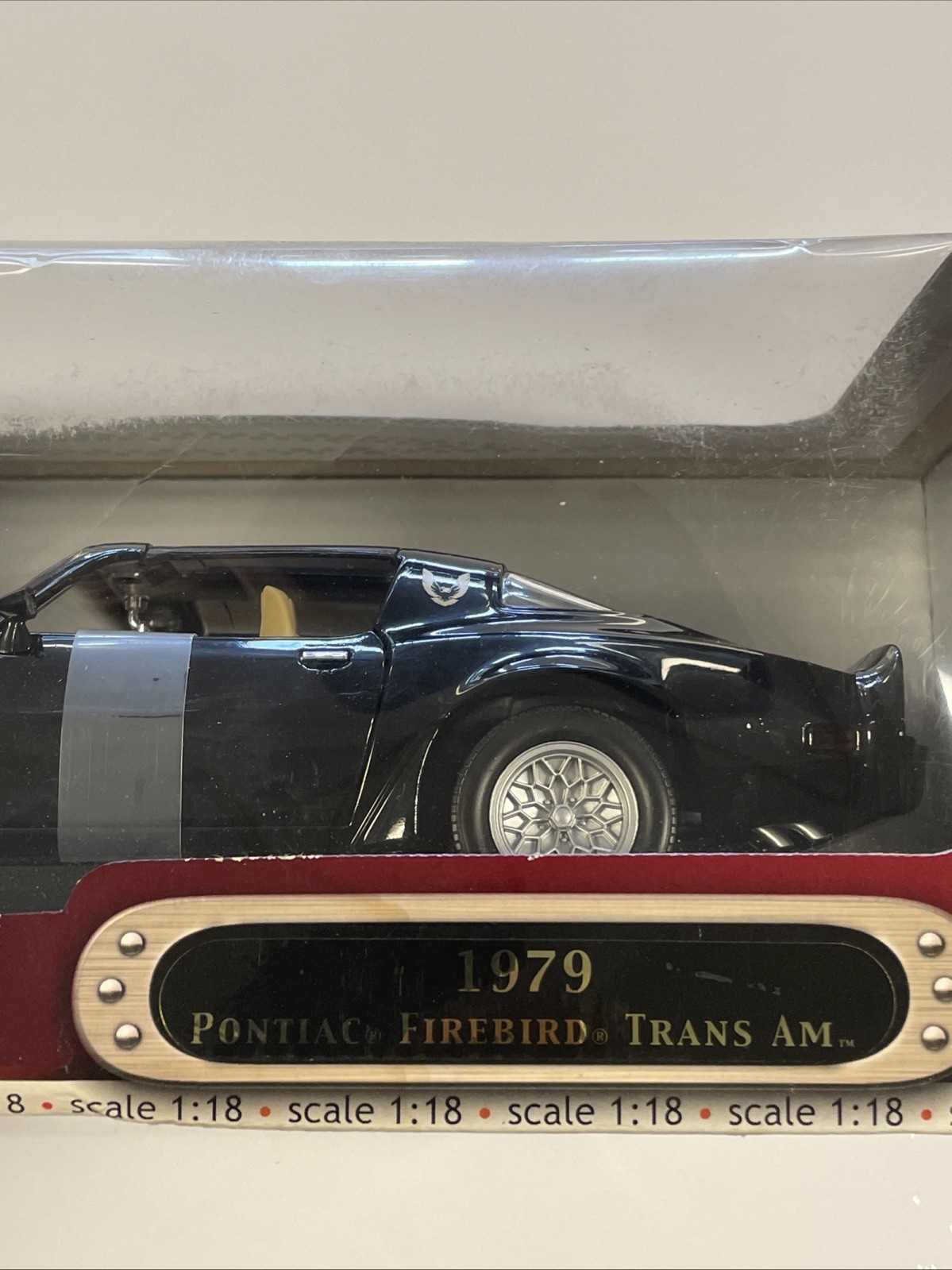 (G526) Road Signature 1:18 1979 Pontiac Firebird Trans Am Black Gold Diecast Car