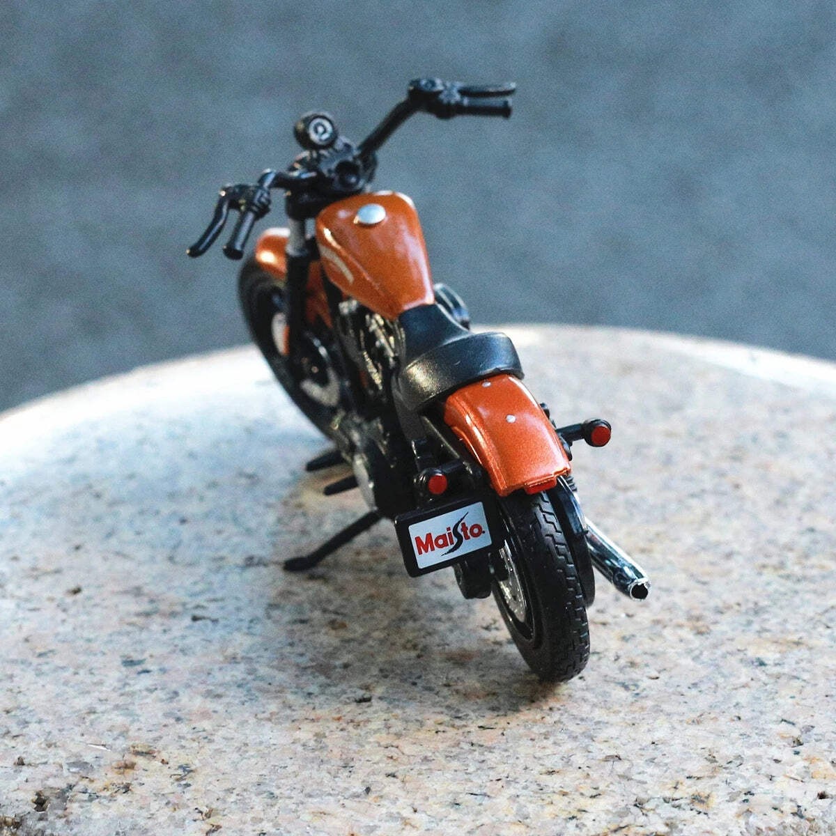 Maisto 1:18 Harley Davidson Sportster Iron 883 Diecast Alloy Classic Motorcycle