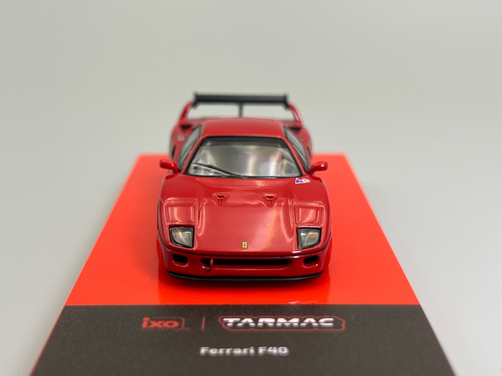 Ferrari F40 Rosso Corsa Tarmac Works Road64 1/64 scale with Display Case