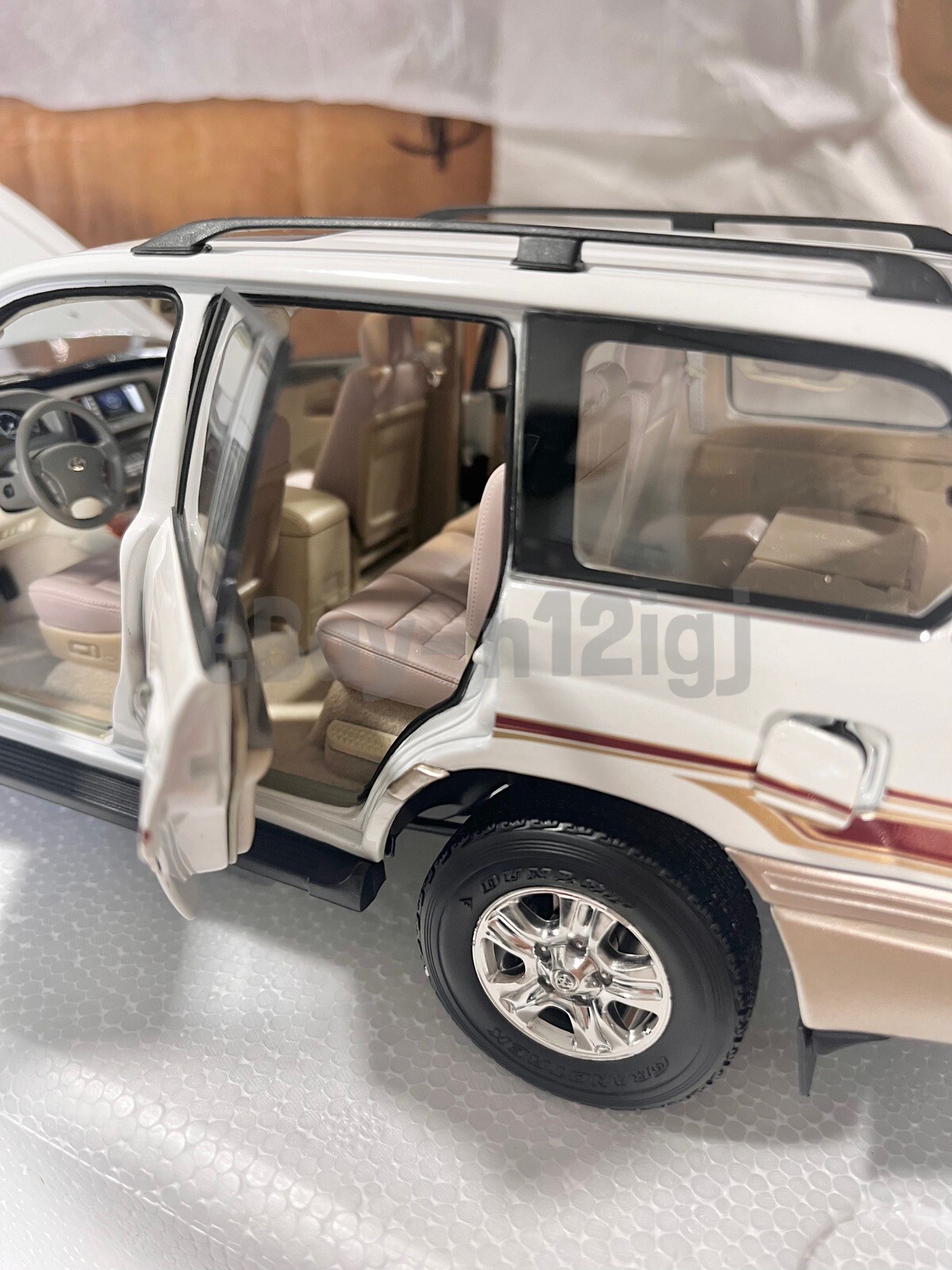1:18 Scale Toyota Land Cruiser White Diecast Model Car