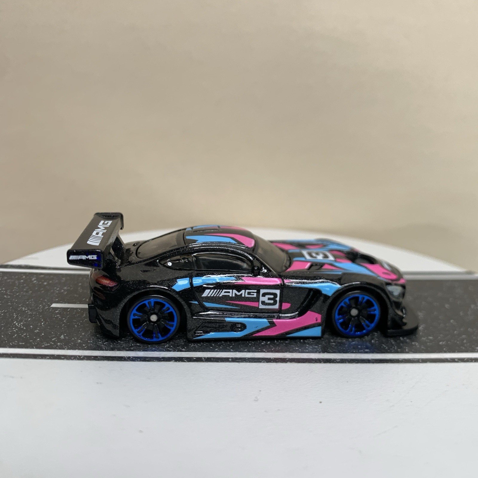 2024 Hot Wheels Neon Speeders #5/8 ’16 Mercedes-AMG GT3 Black/Blue/Pink 1:64 NM