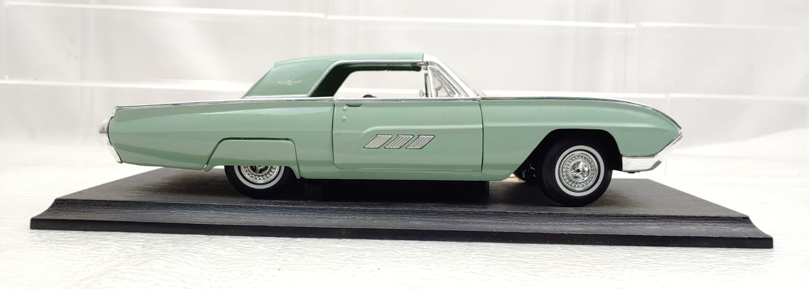 Anson 1963 Ford Thunderbird 1/18 Die-Cast Automobile with Stand