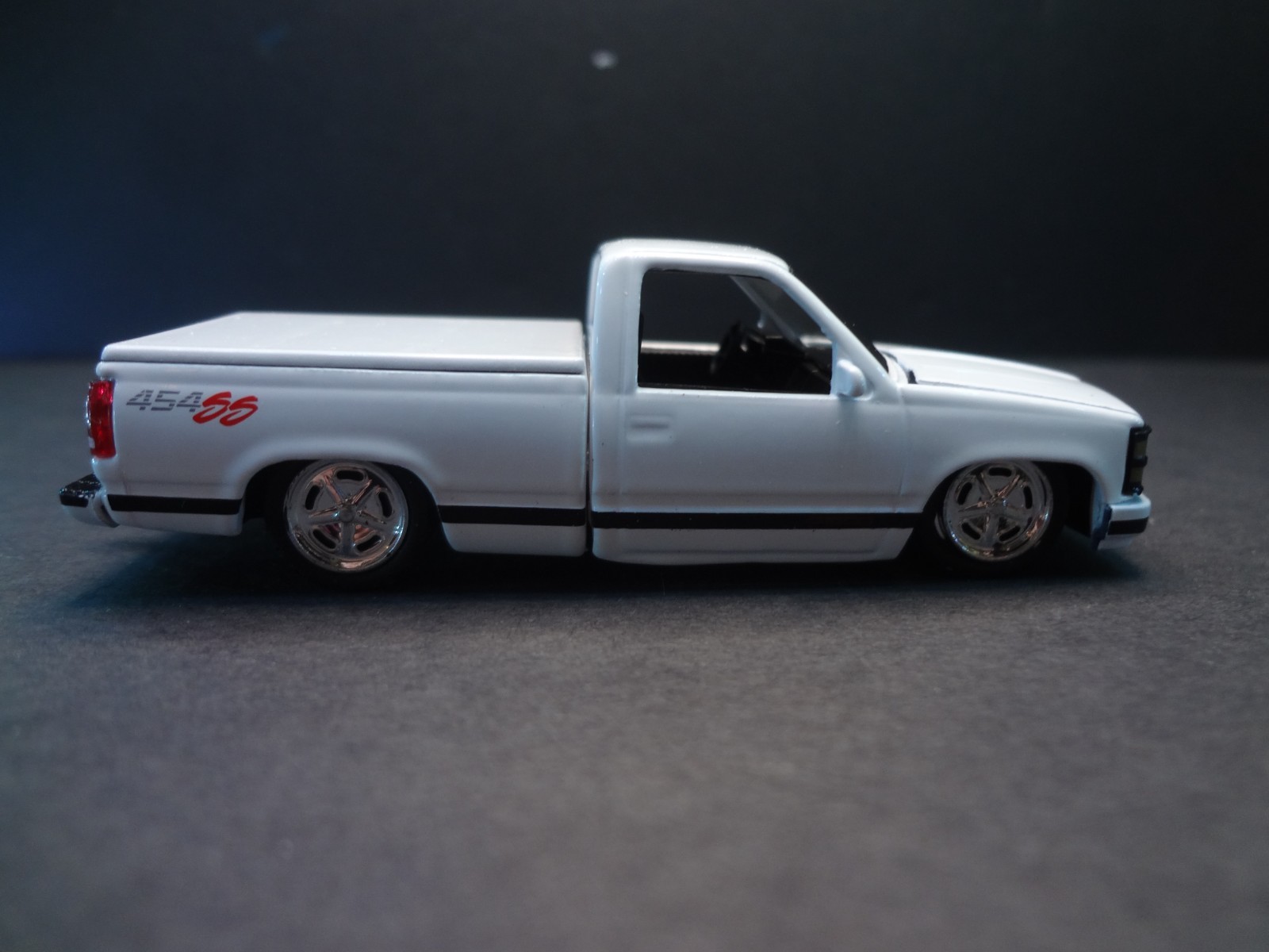 M2 Machines 1993 Chevrolet C1500SS 454 white – Loose 1:64
