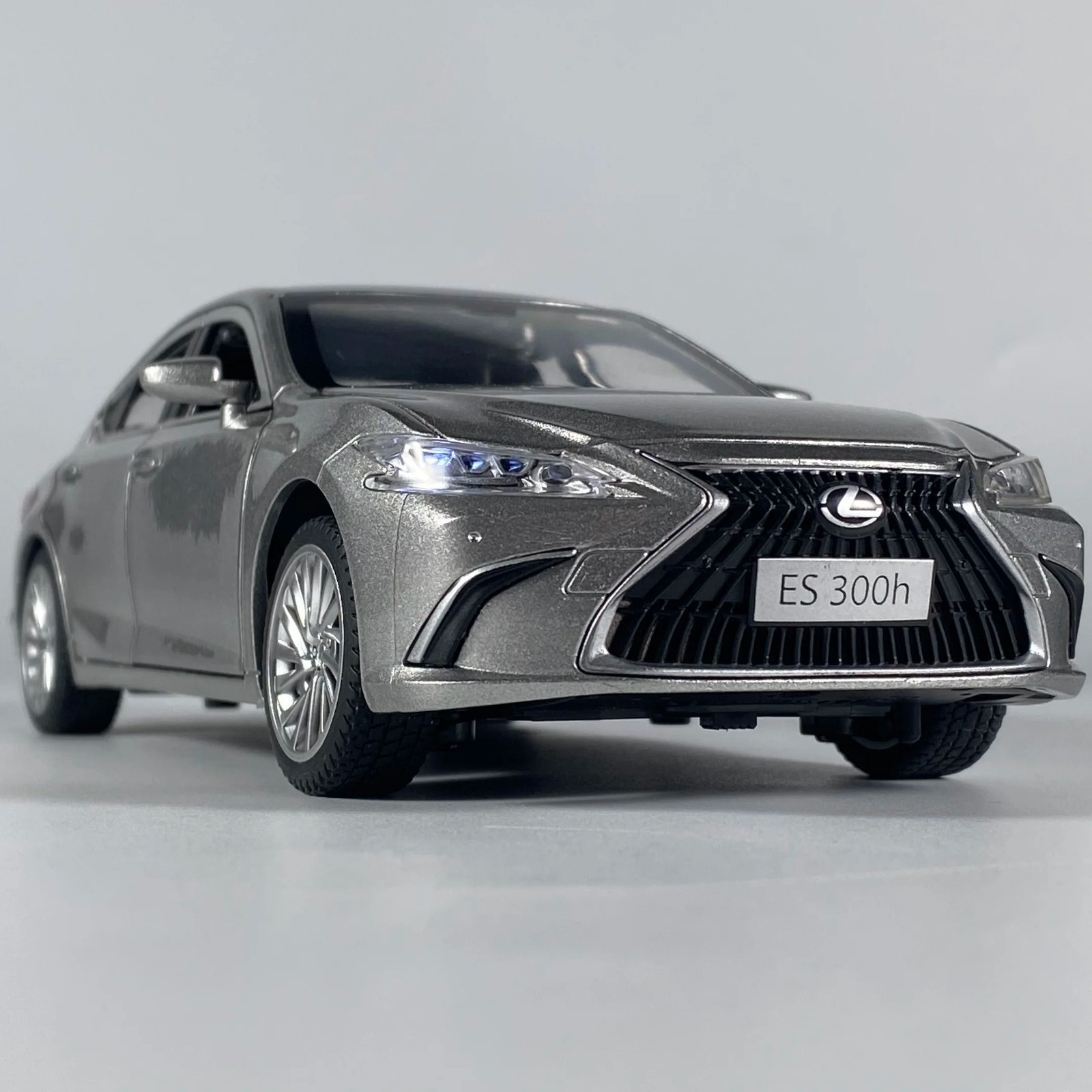 1:24 Lexus ES300 ES300h Alloy Diecast Car Model Sound Light Kid’s Collectibles
