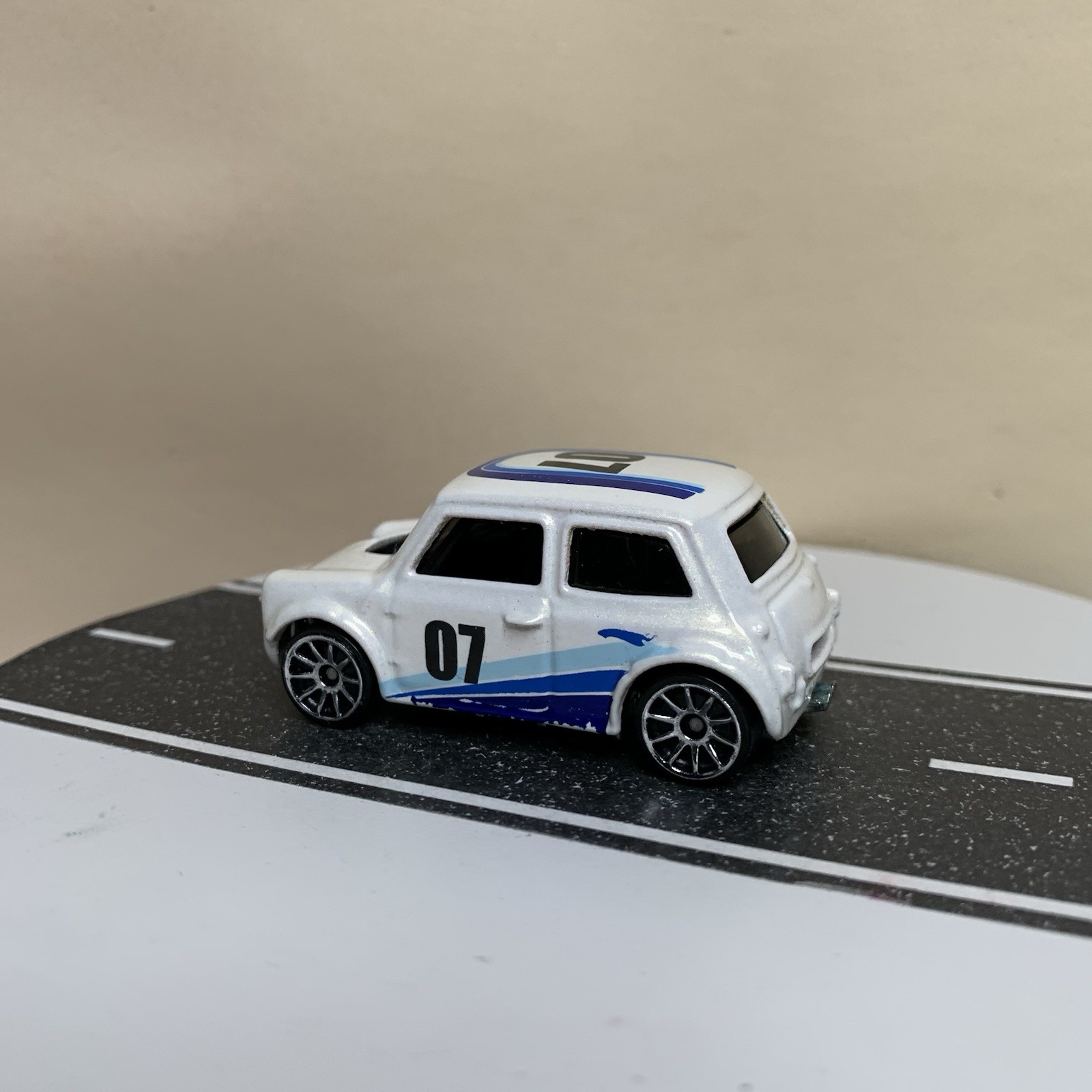 2007 Hot Wheels Pop Offs Series #1/4 #37 Morris Mini White w/Chrome 10 Sp Wheels