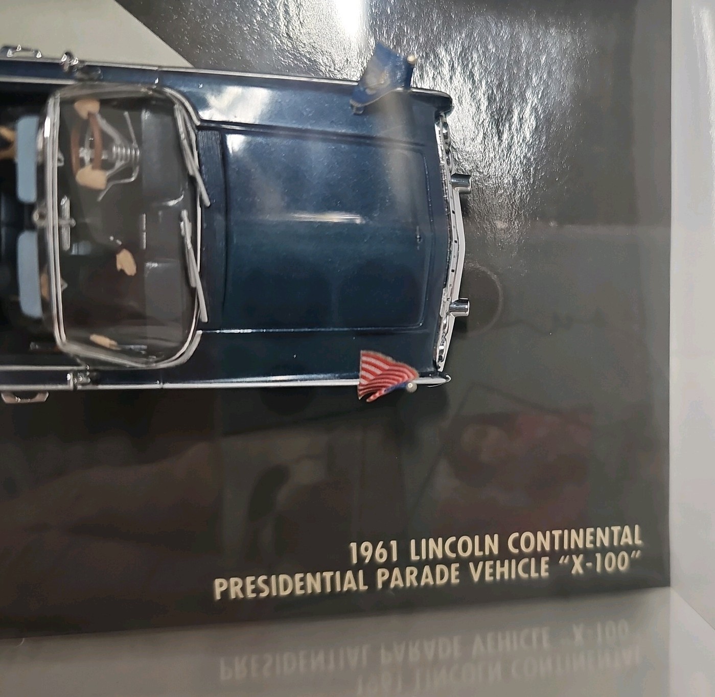 The Kennedy Car 1961 Lincoln Continental Presidential X-100 Minichamps 1/43 Case