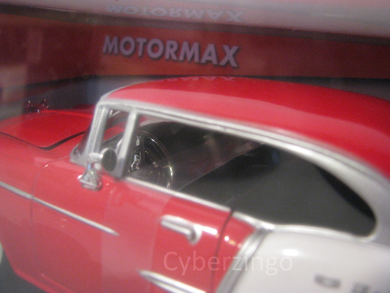 MotorMax 1955 Chevy Bel Air Red And White 1:24 Diecast Model PREOWNED