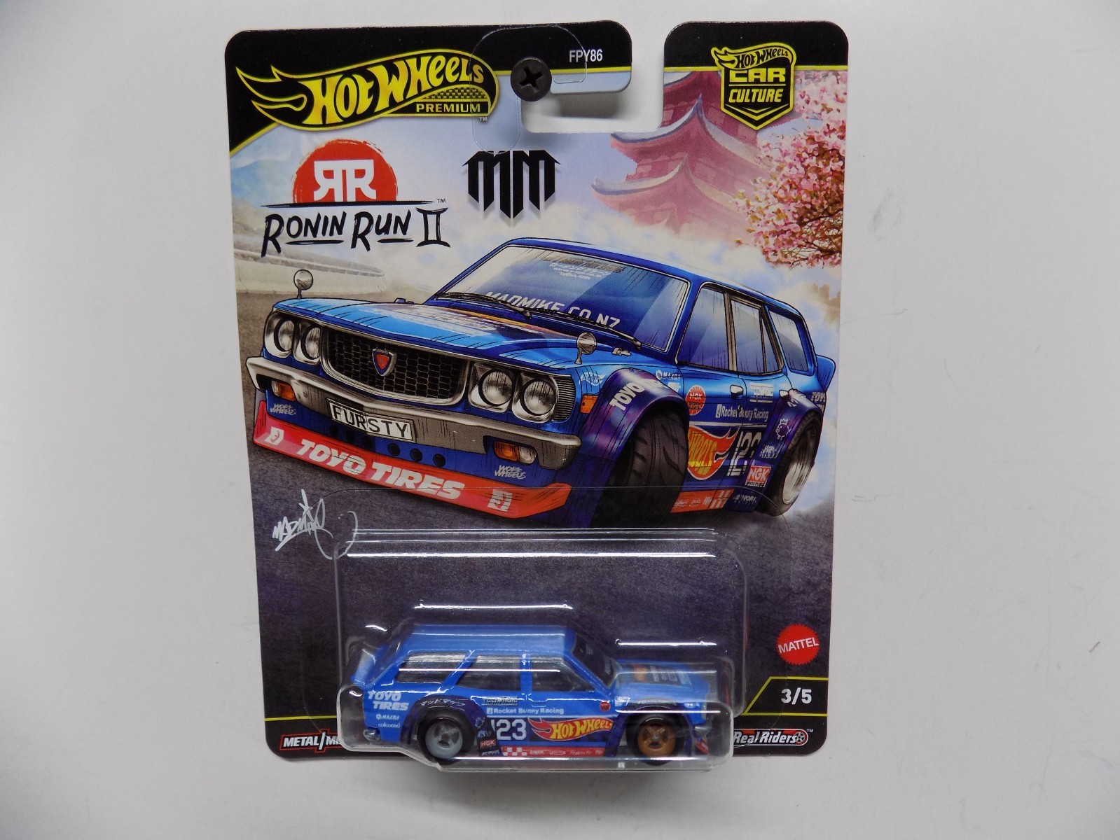 Hot Wheels CAR CULTURE – RONIN RUN II -BLUE MAD MIKE MAZDA RX-3 WAGON/REMORQUE