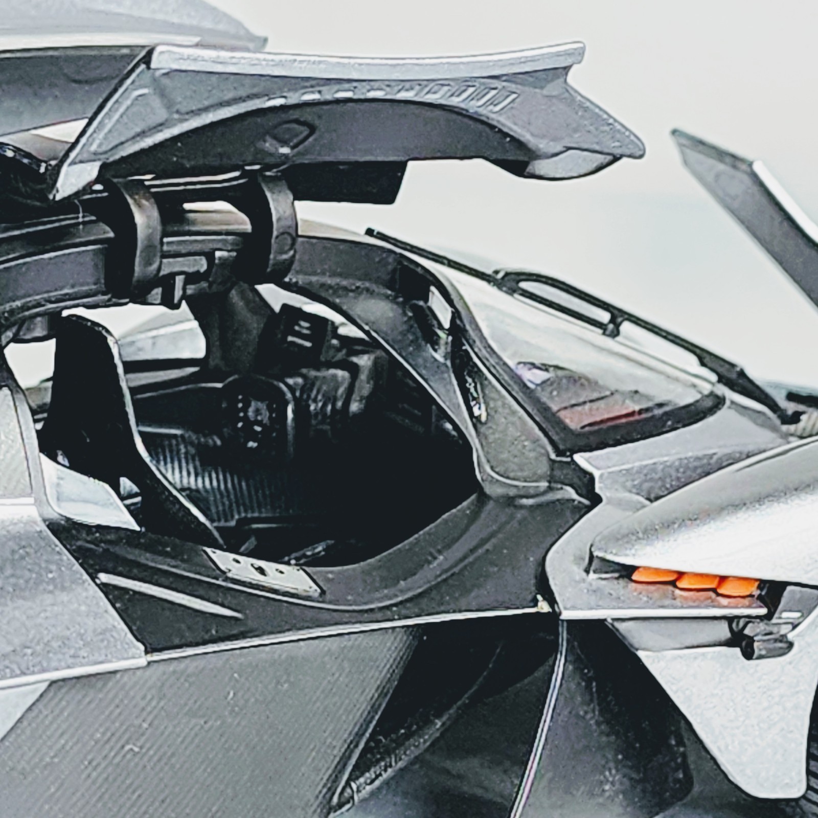 Maisto Special Edition Aston Martin Valkyrie Silver 1:18 Diecast