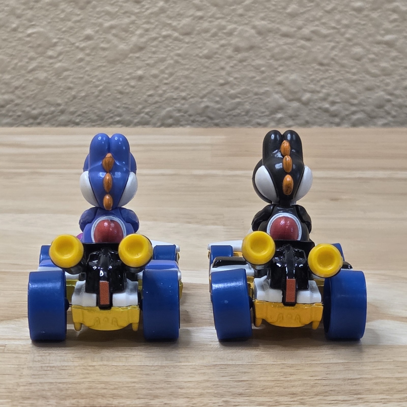 2018 Yoshi Mattel Hot Wheels Die-Cast Standard Kart (Black & Blue? / Purple?)
