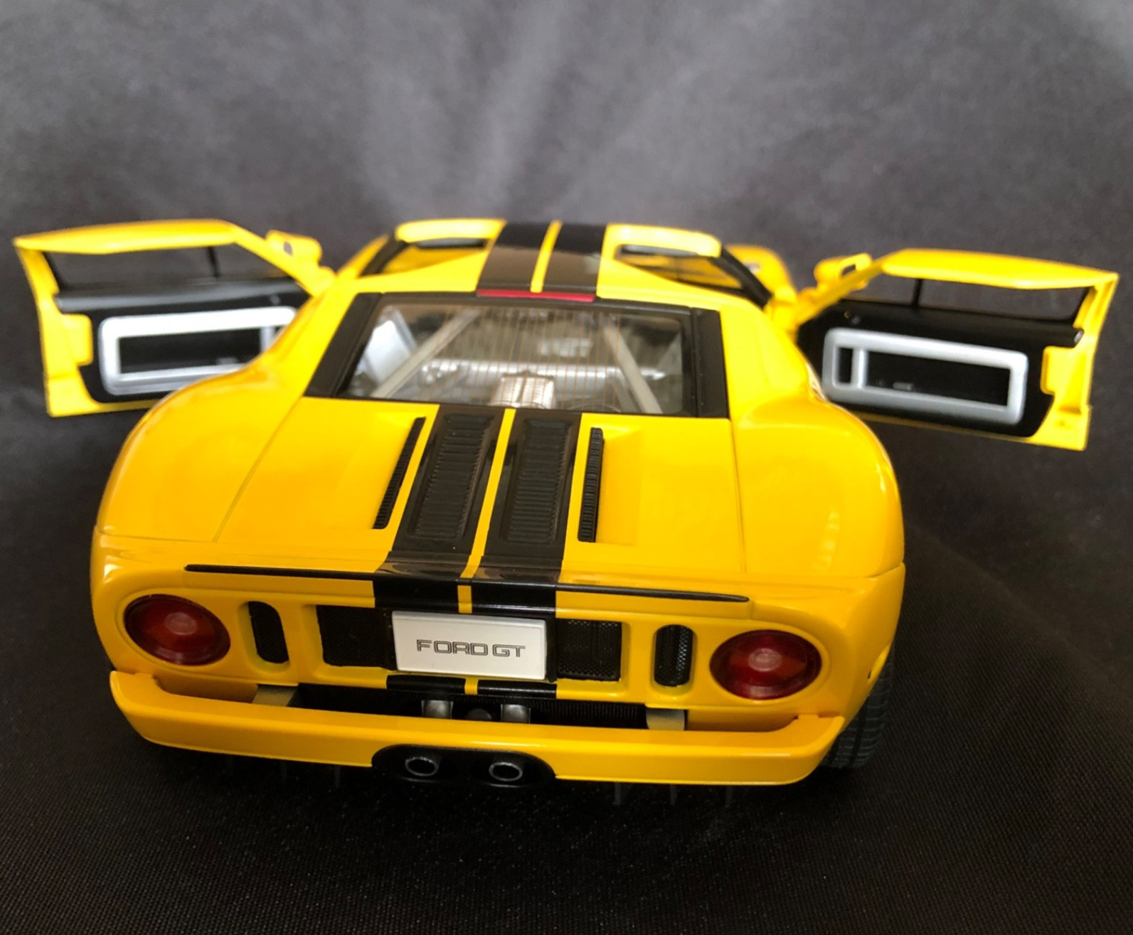 AUTO art Millennium 2004 Ford GT Yellow w/Black Stripes *NIB* 1:18