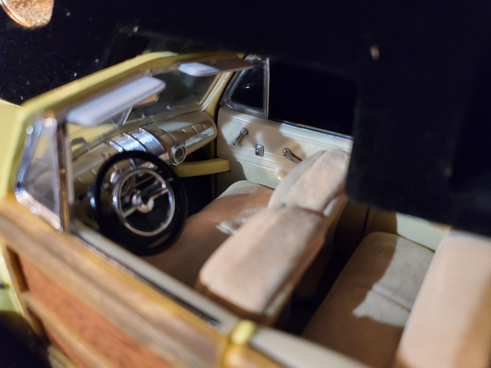 Road Signature 1946 Ford Super Deluxe Sportsman 1:18 Scale Diecast Car Yellow