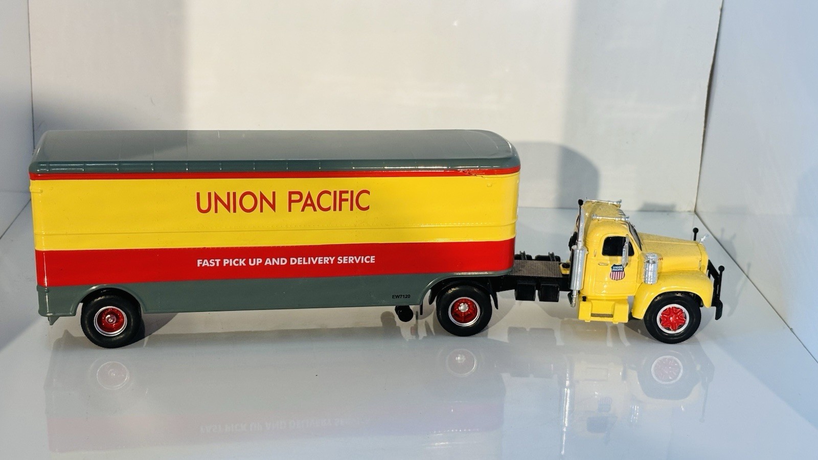 IXO Models 1/43 Scale TTR005 Mack B 61 1955 Union Pacific – Boxed