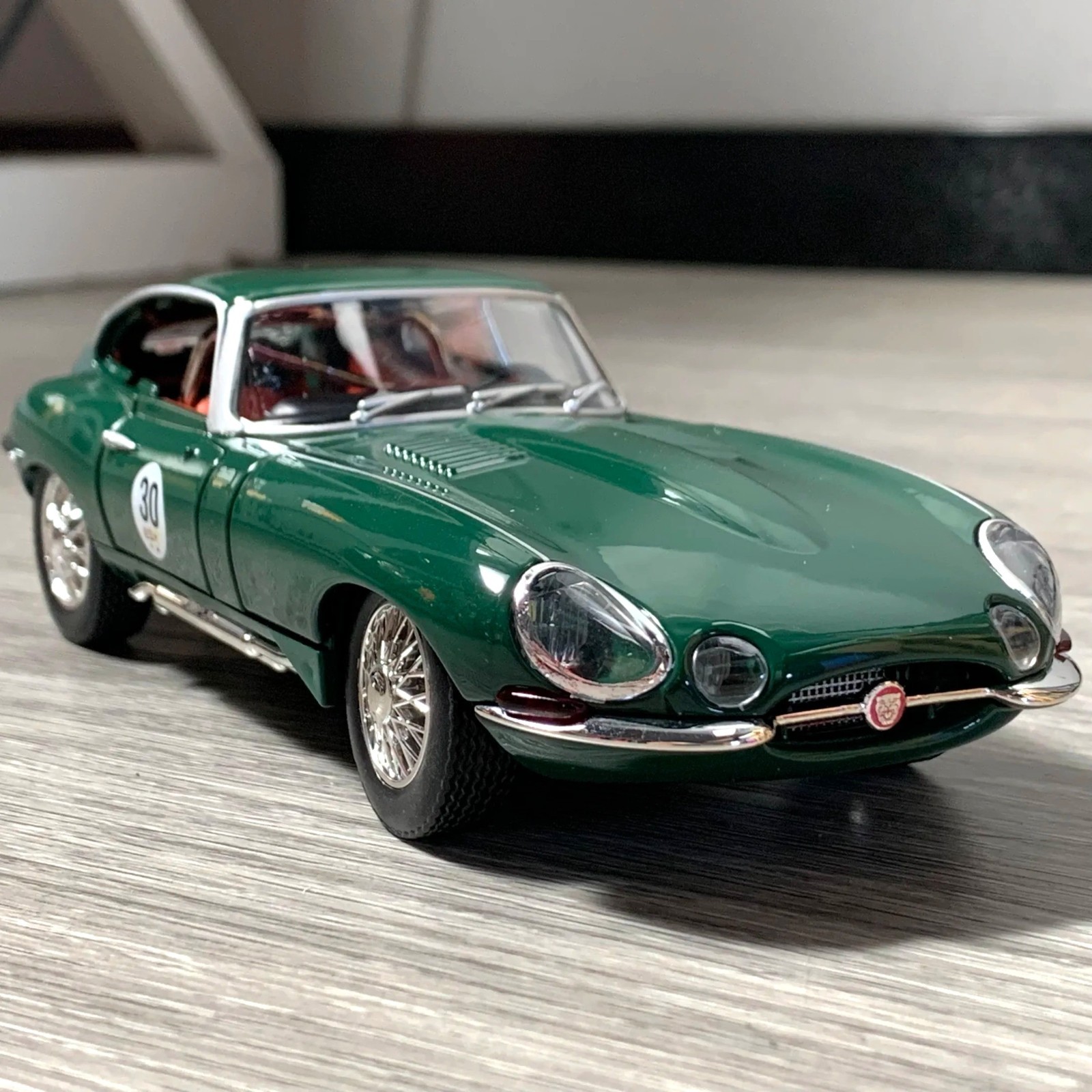 1:24 Jaguar E-Type Vintage Diecast Car – 1961 Classic Model w/ Light Toy Gift