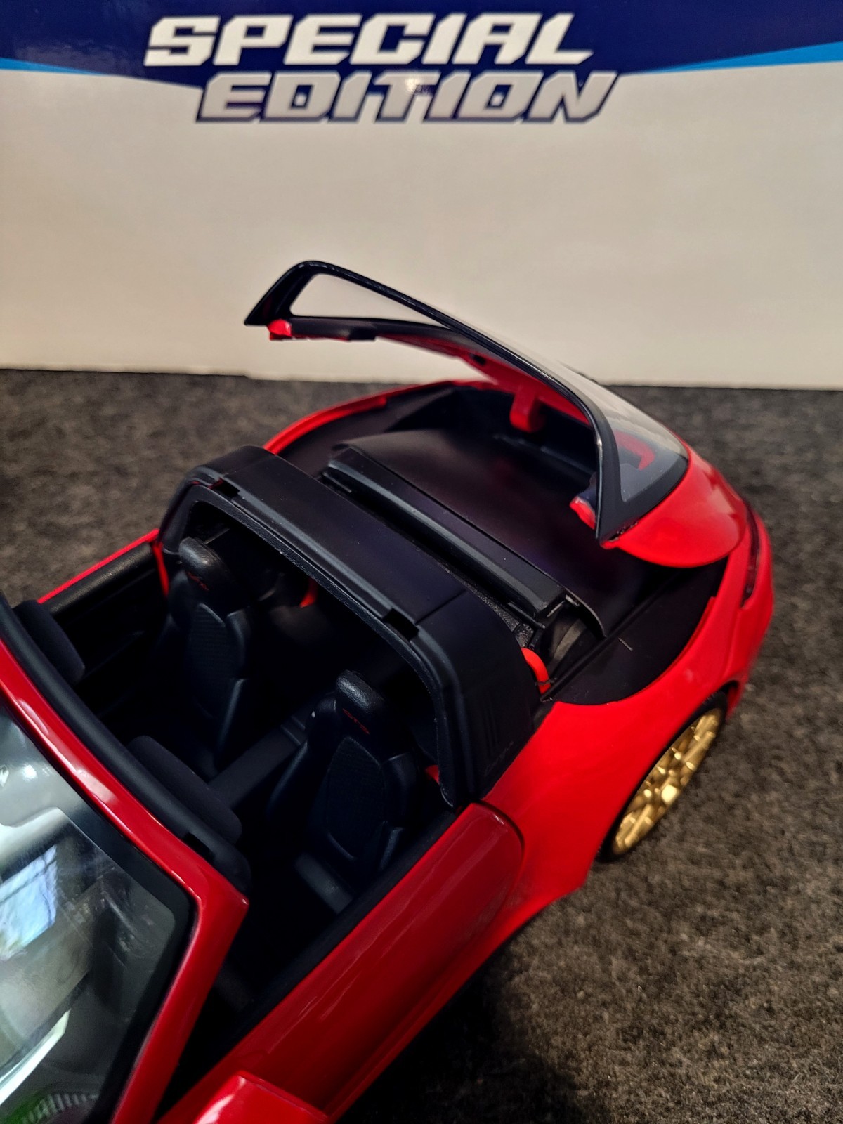 Porsche 911 Targa 4 GTS 1:18 Maisto Diecast Model Red Gold Removable Top