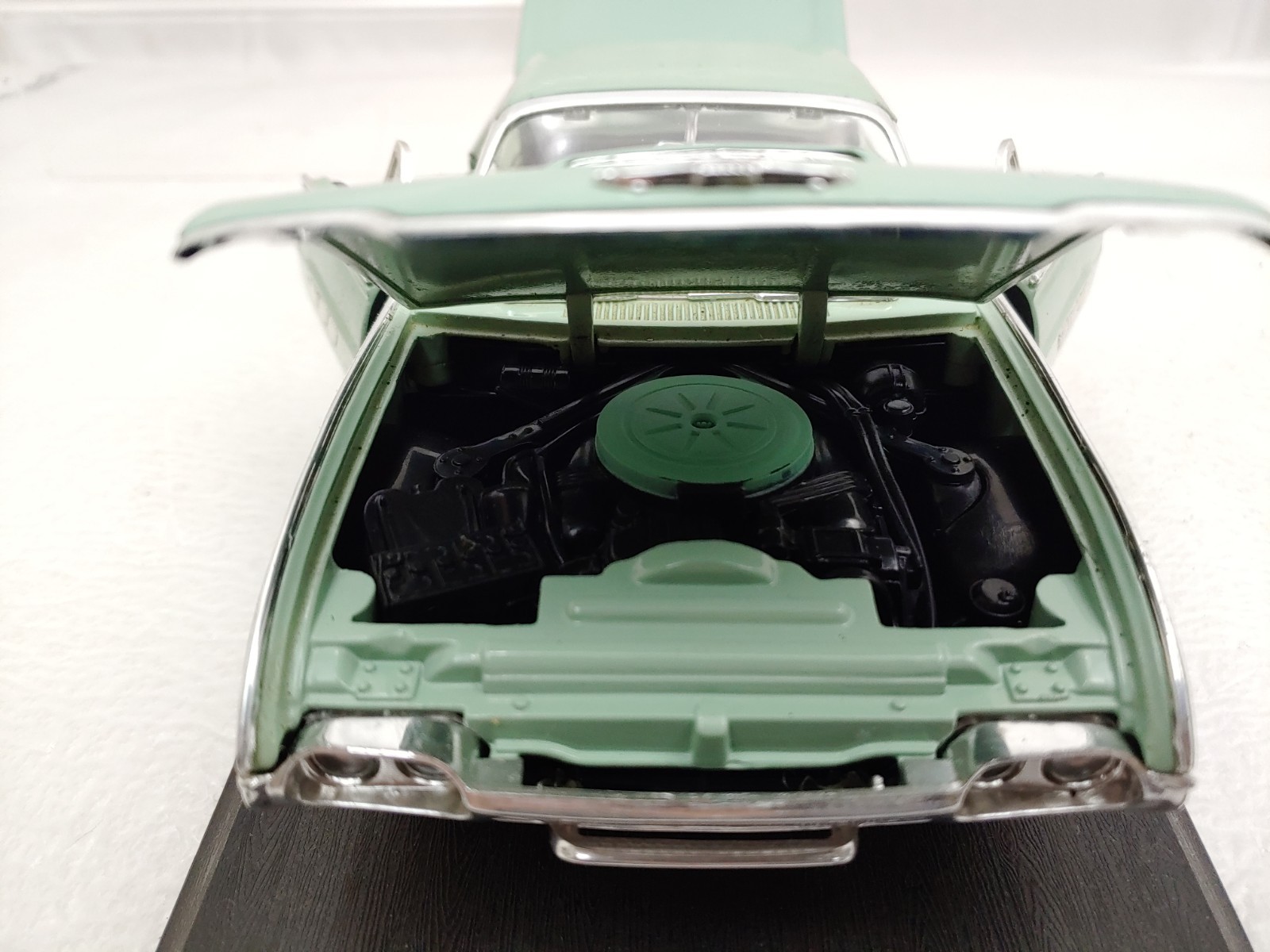 Anson 1963 Ford Thunderbird 1/18 Die-Cast Automobile with Stand