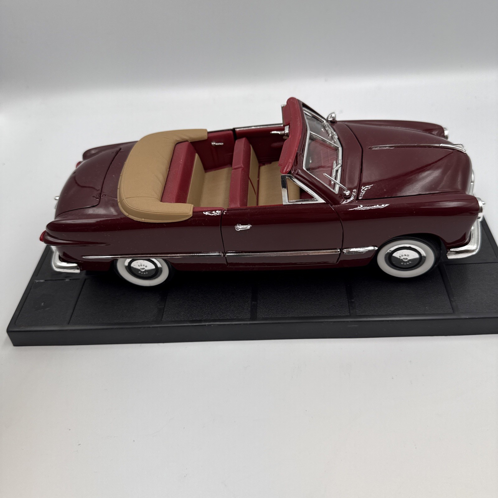 Mira 1:18 Diecast Car 1949 Red Ford Convertible Golden Line Spain