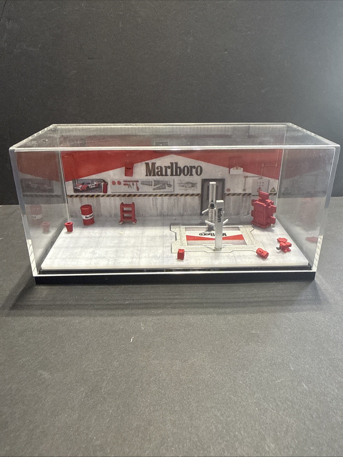 MoreArt 1:64 Diorama Display case AutoMobile Repair Workshop Garage MARLBORO