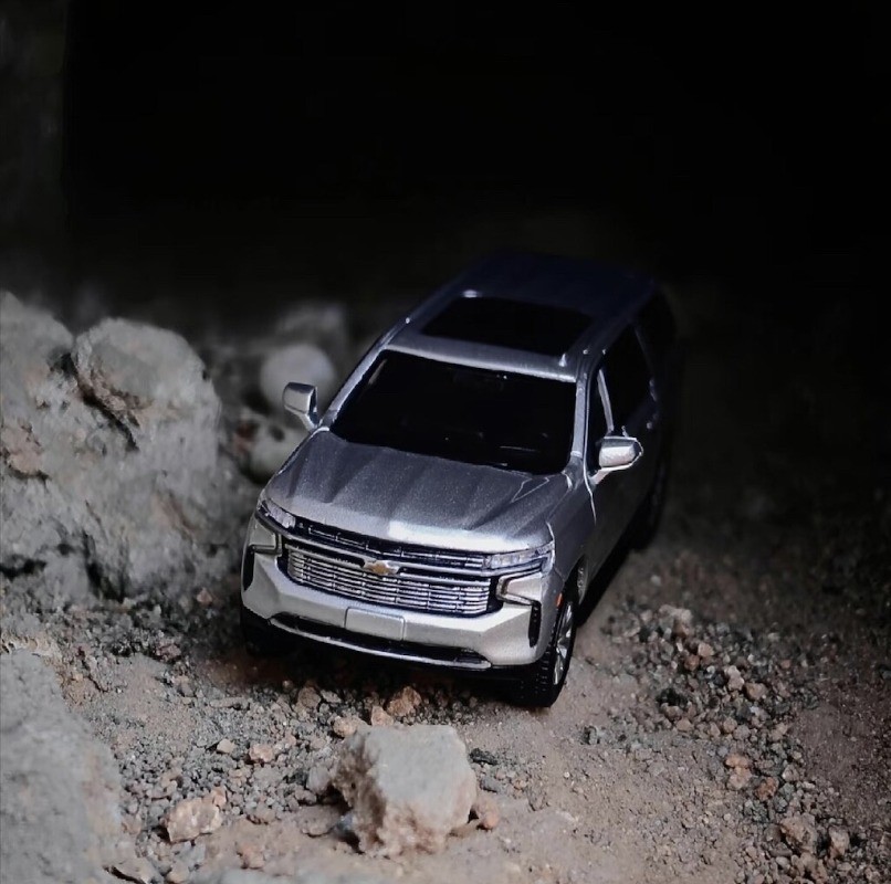 Masdi 1:64 Scale Silver Suburban Full Size SUV Die Cast Model Car – High-quality