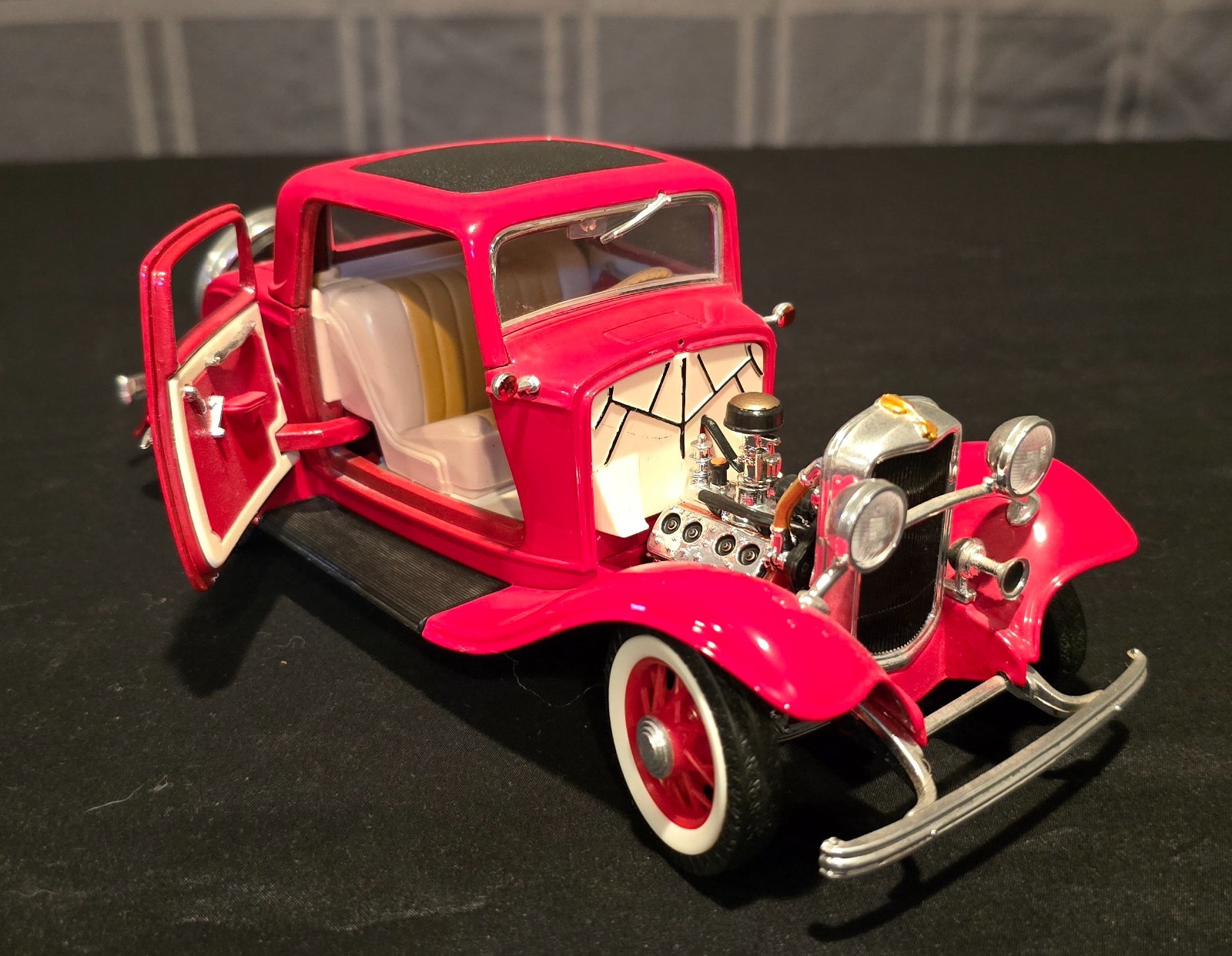 Road Legends 1932 Ford 3-Window Coupe Hot Rod Red 1:18