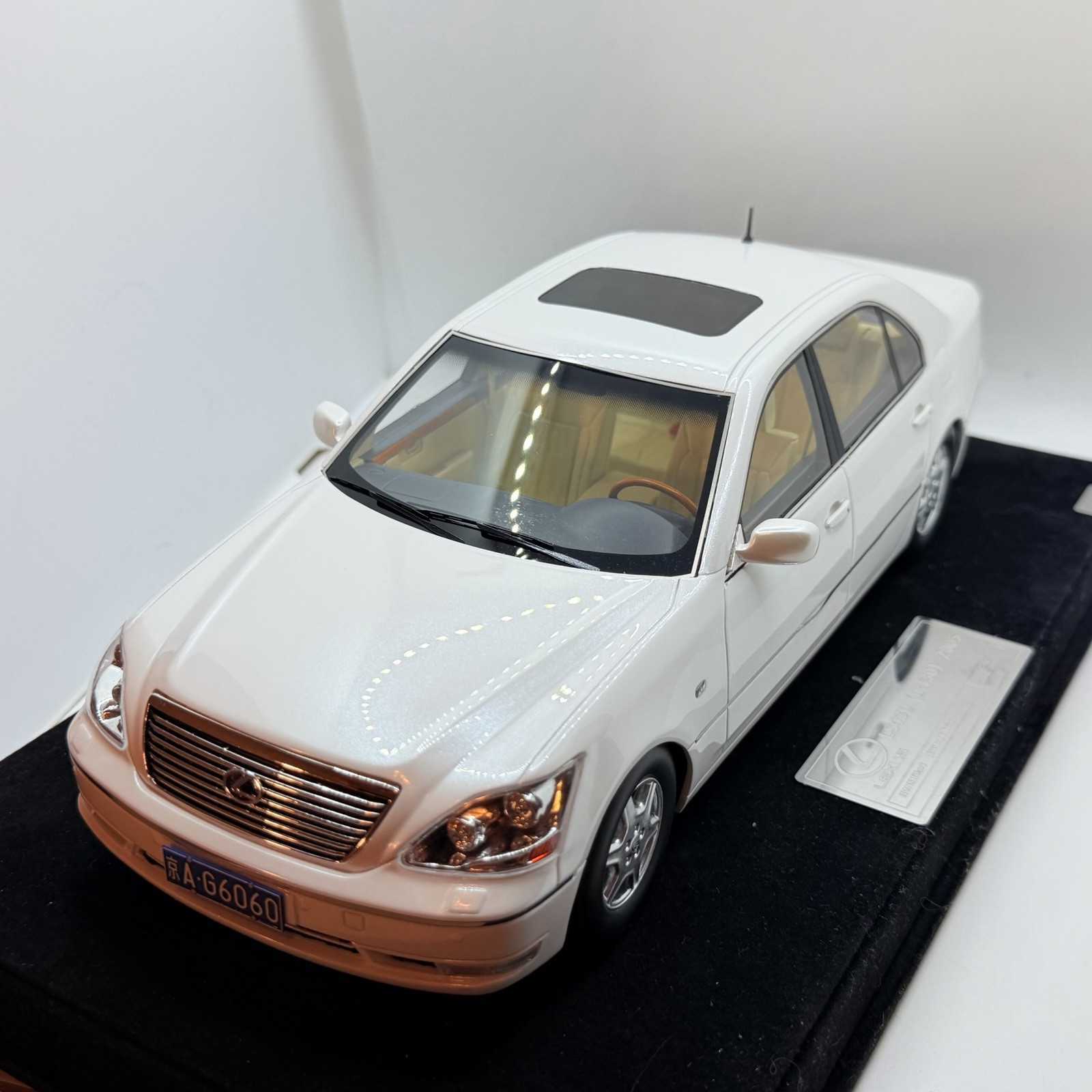 1/18 Ivy Models Lexus LS 430 in Gloss White 99 pieces Leather base