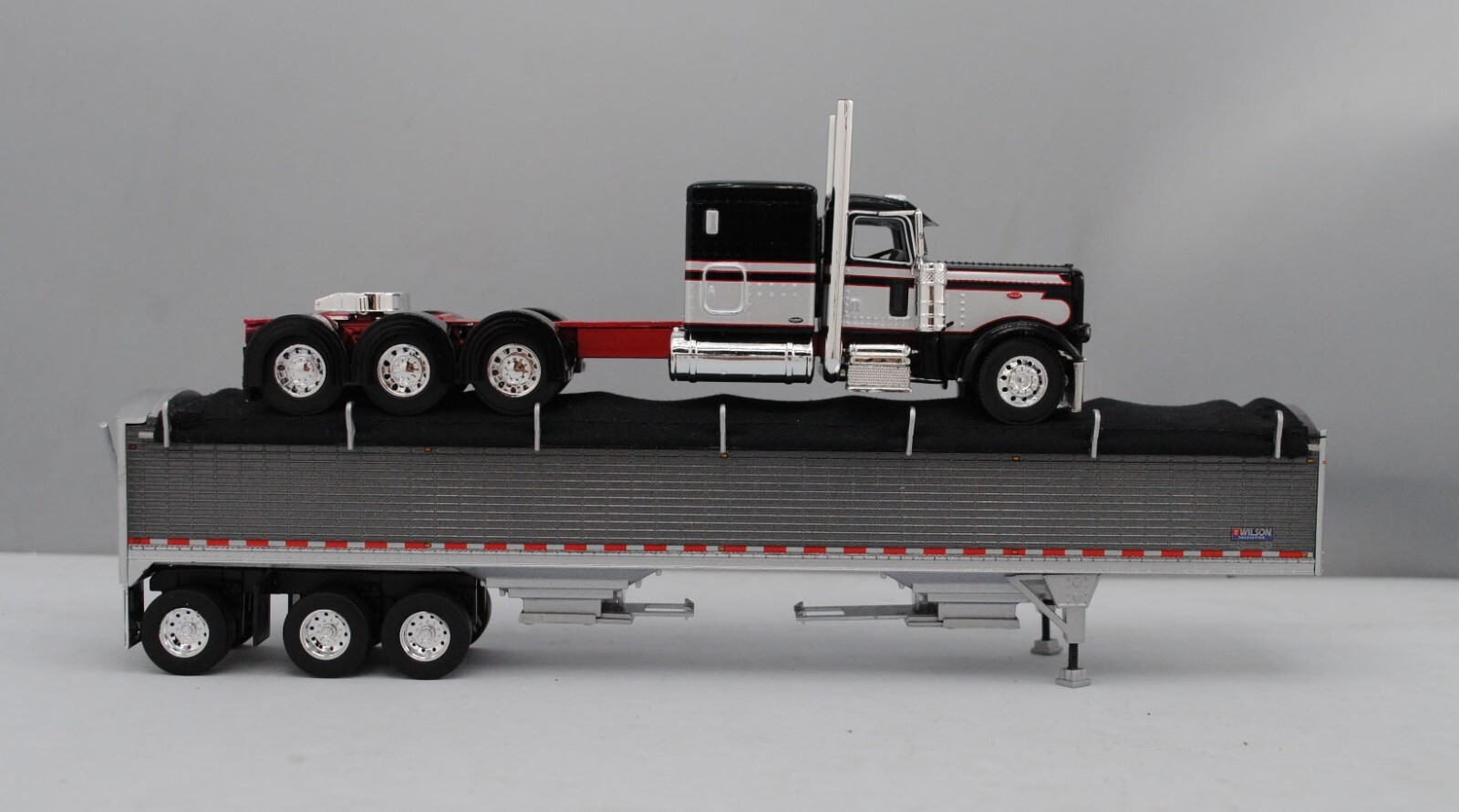 DCP 1/64 Red Black Silver Tri-Axle Peterbilt 389 Wilson Tri-Axle Grain 60-1473