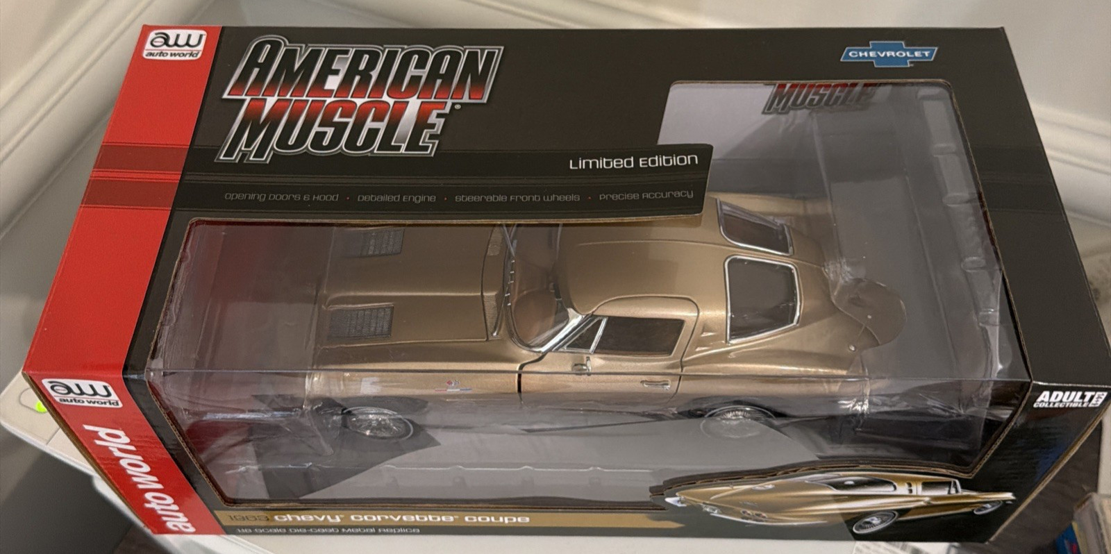 AW 1:18 AUTO WORLD- 1961 CHEVY CORVETTE COUPE DIE-CAST METAL