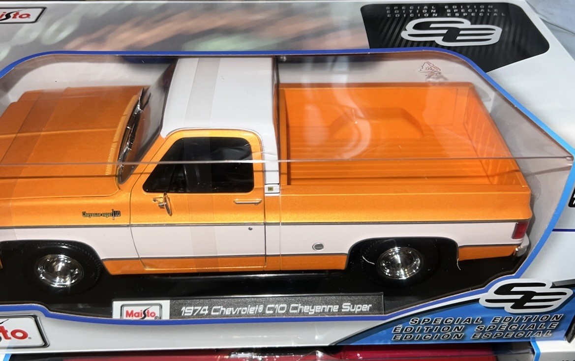 New Maisto 1/18 Scale – 1974 Chevrolet C10 Cheyenne Super – Orange, White Car