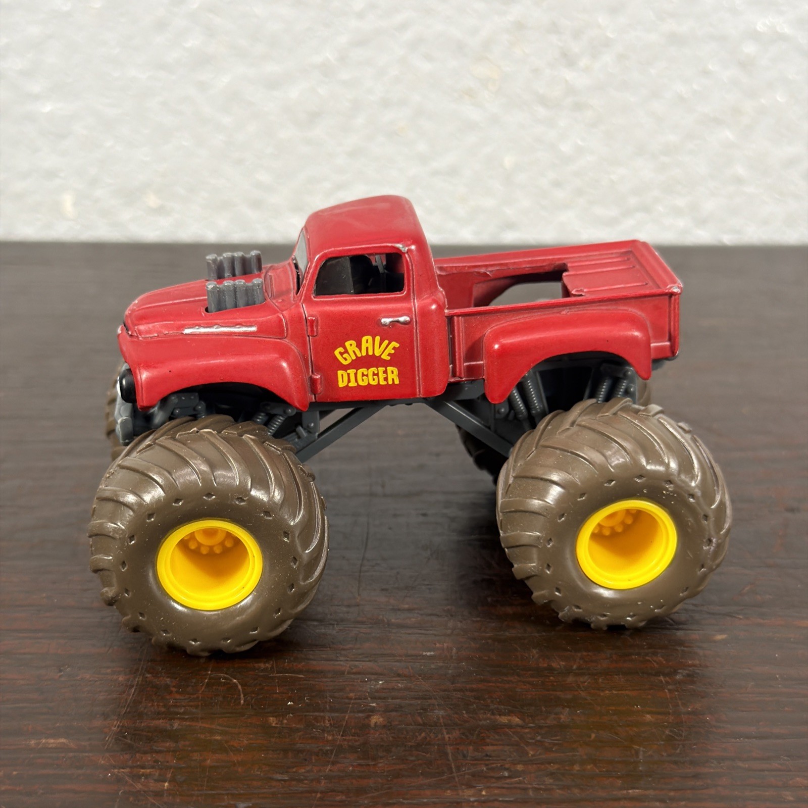 Spin Master Monster Jam Red Retro Grave Digger Pickup Truck 1:64 Brown Tires