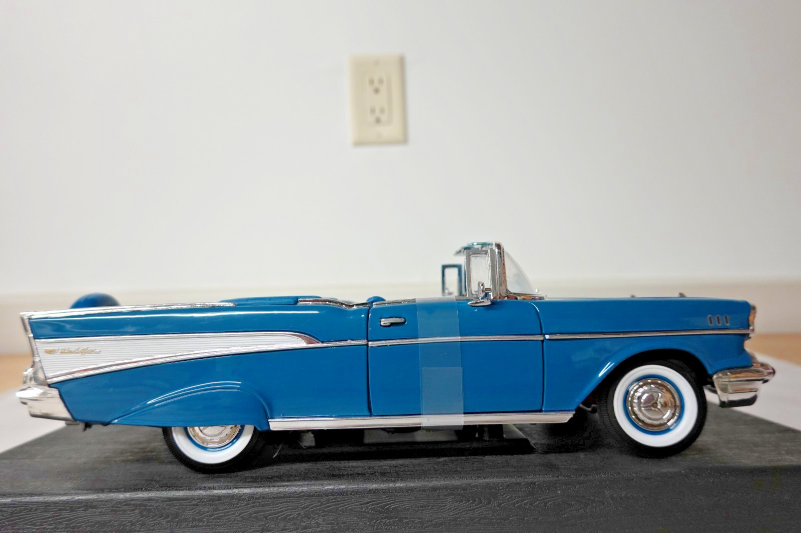 Yat Ming 92108 1957 Blue Chevrolet Bel Air Convertible Road Legends 1:18 Scale