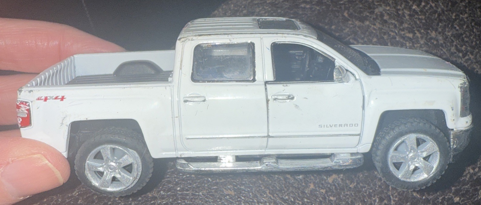 KinSmart 2014 Chevrolet Silverado Diecast Model 1/46 Scale, White