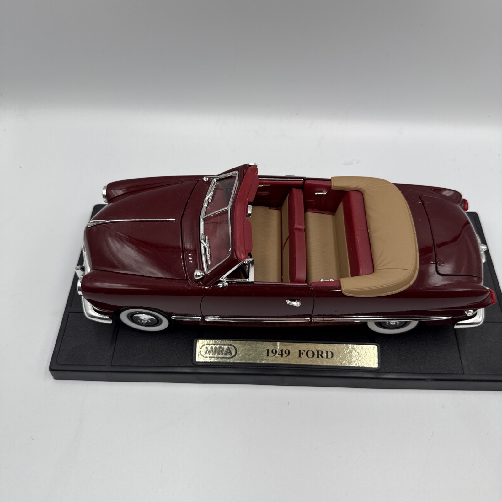 Mira 1:18 Diecast Car 1949 Red Ford Convertible Golden Line Spain
