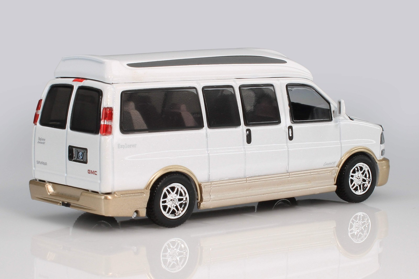 2006 GMC Savana Explorer Van 1:64 Shadow 289