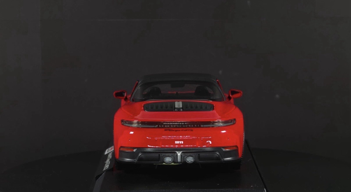 Porsche 911 Targa 4 GTS (992.2) 1:18 Maisto Exclusive Style Special Edition red