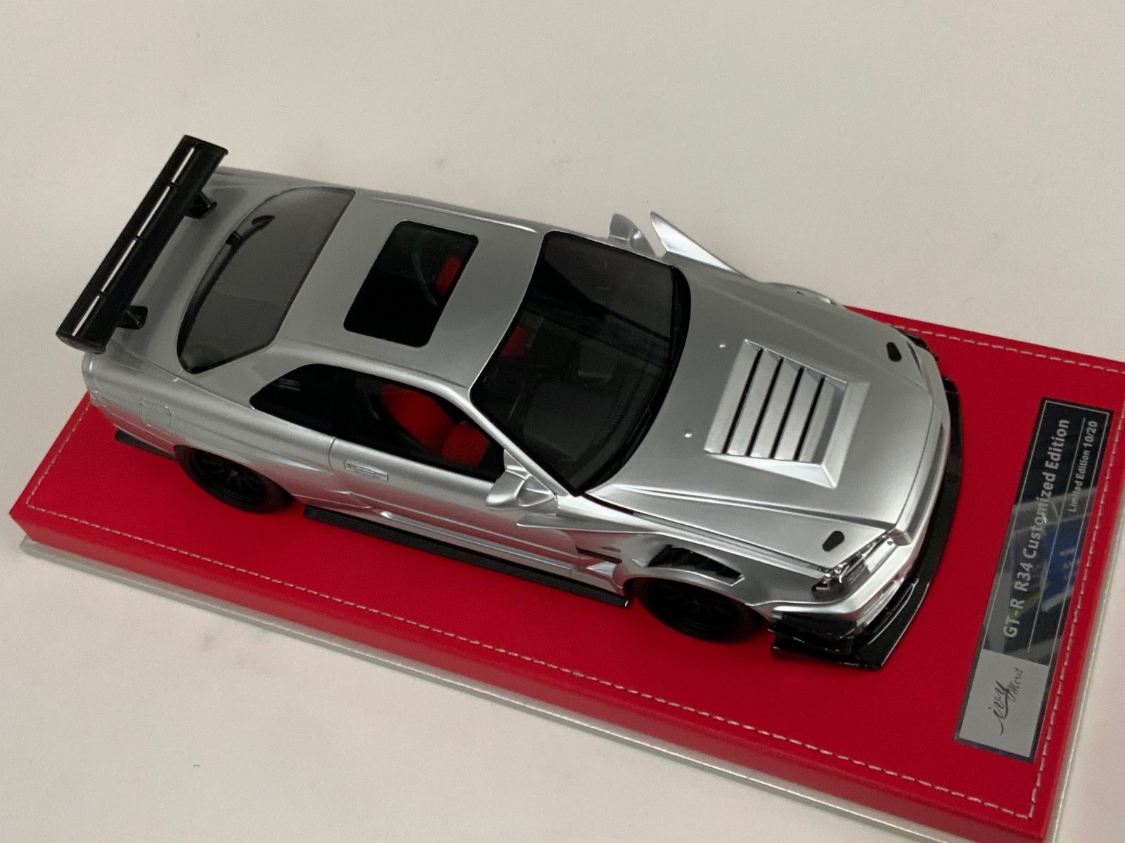 1/18 IVY Nissan R34 customized with Full Engine Silver leather base 20 pieces