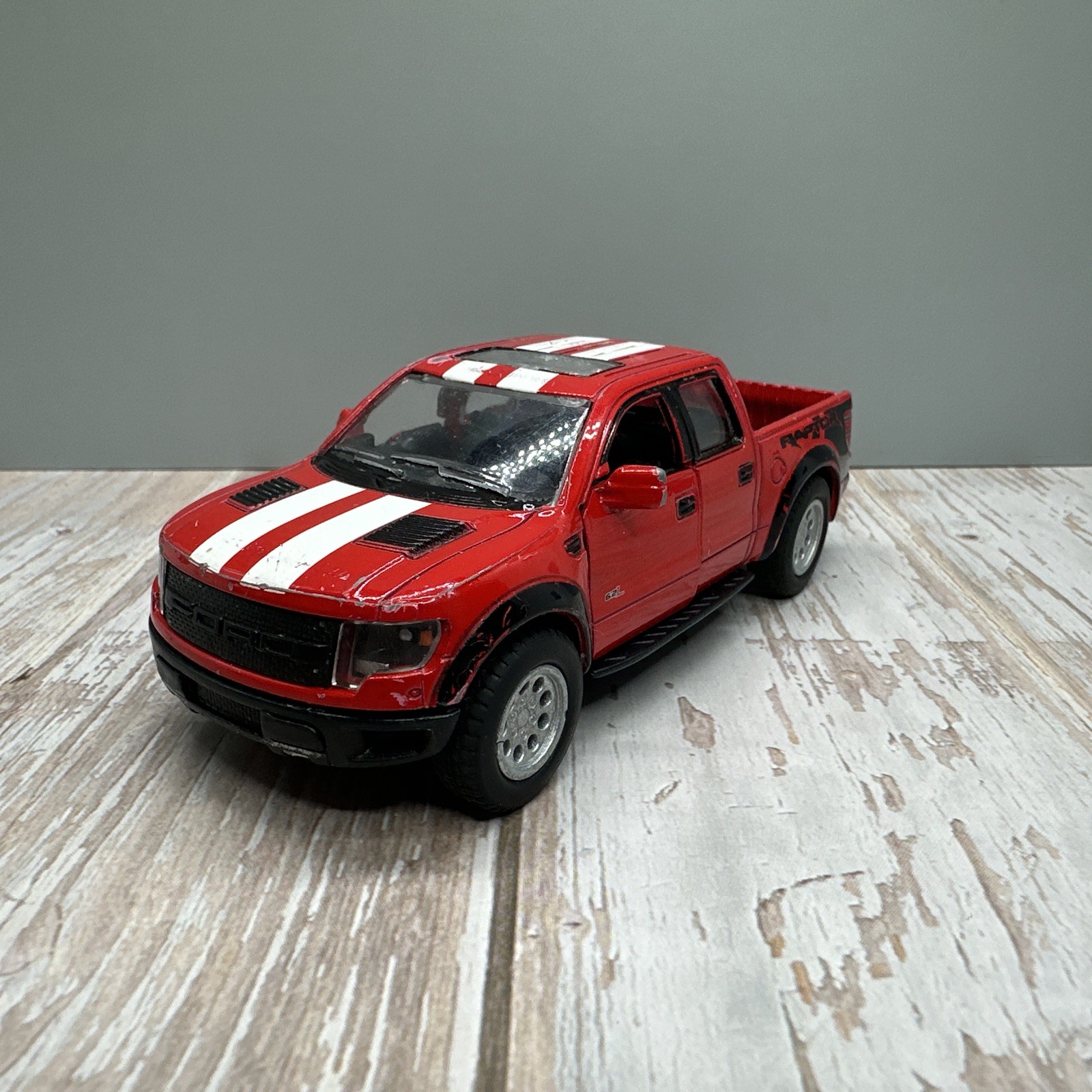 2013 Ford F-150 SVT Raptor SuperCrew Diecast Model 1/46 Scale Kinsmart KT5365